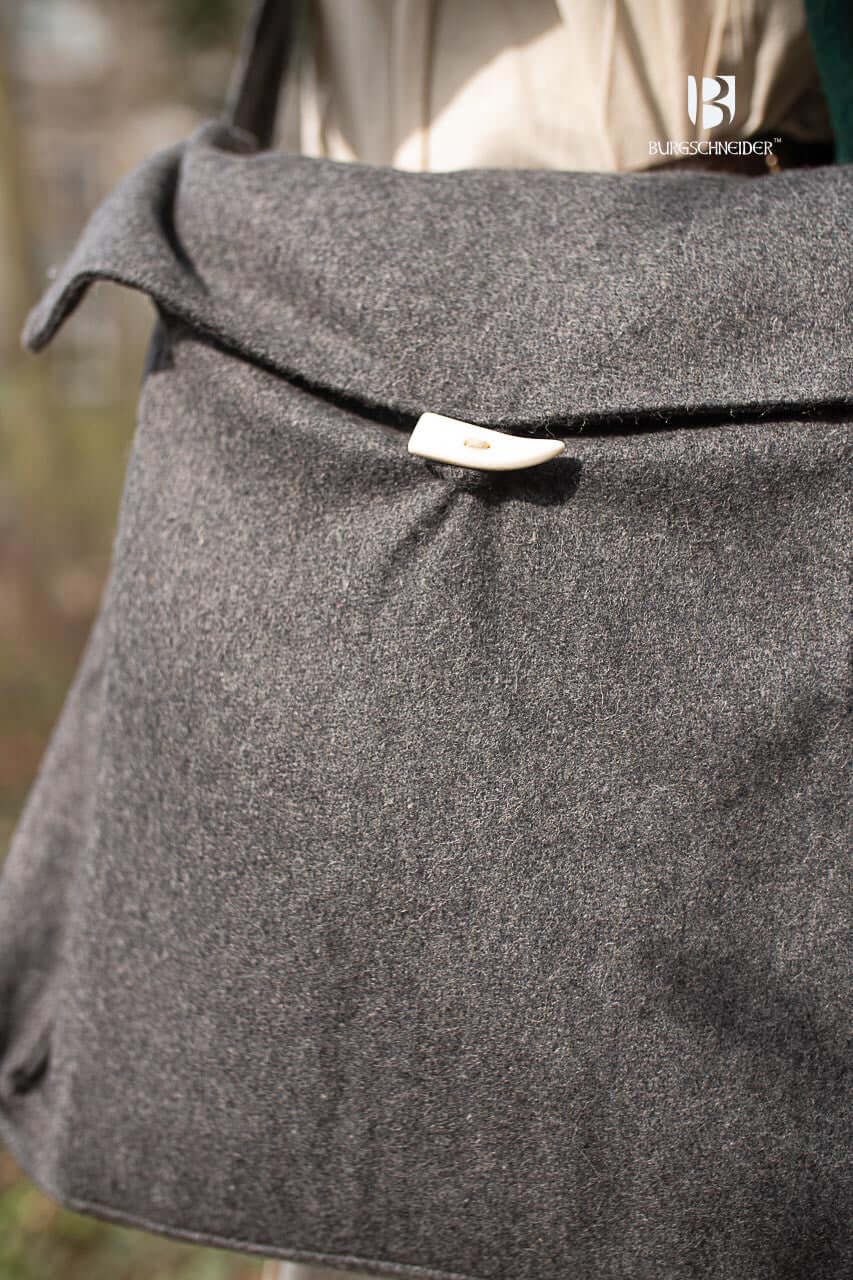 Bag Vesker made of heavy wool felt, perfect for LARP events and medieval festivals.