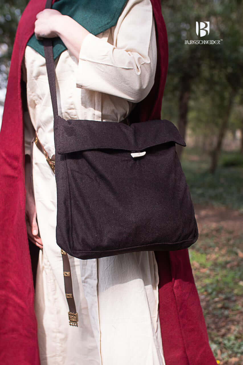 Bag Vesker, a medieval wool felt bag, perfect for LARP events and medieval festivals.