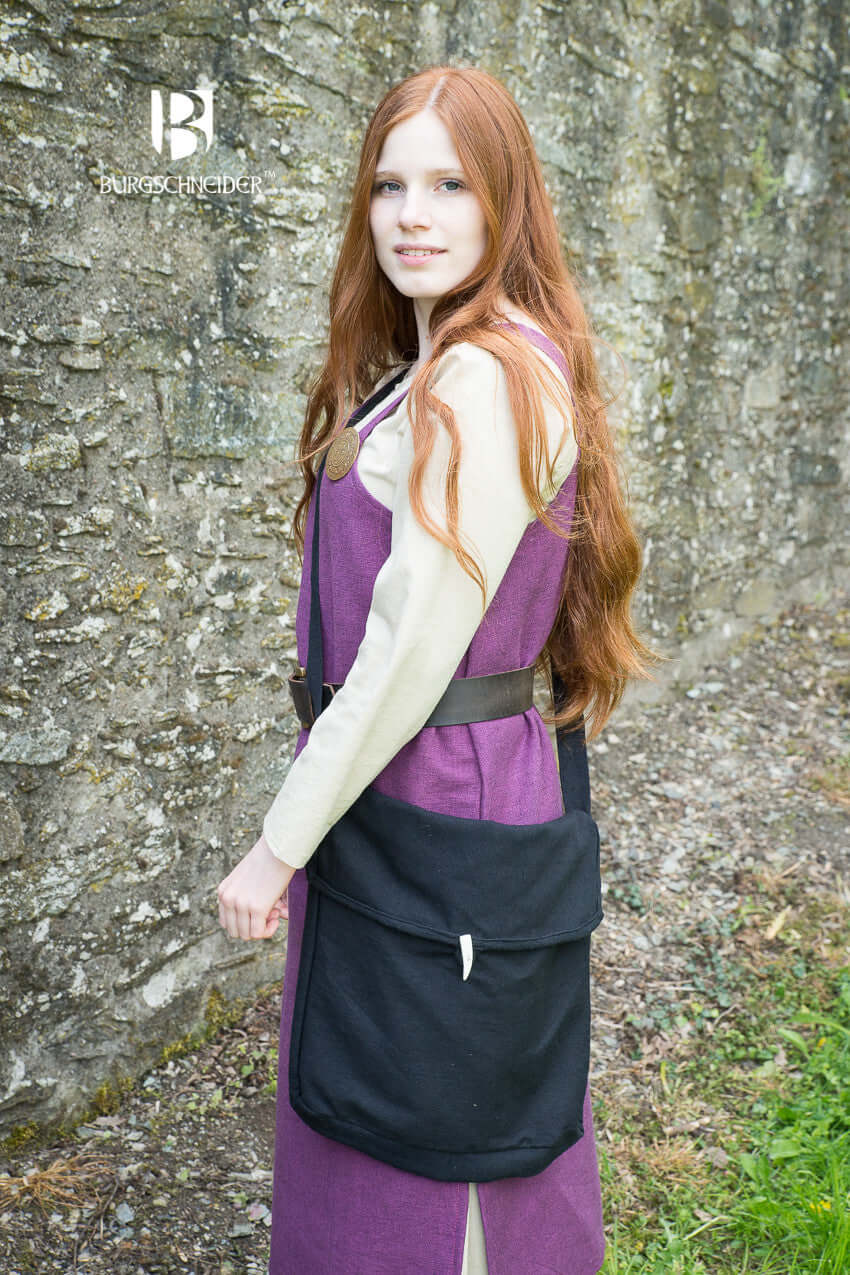 Model wearing Bag Ehwaz from Burgschneider, showcasing its medieval style with historical clothing.