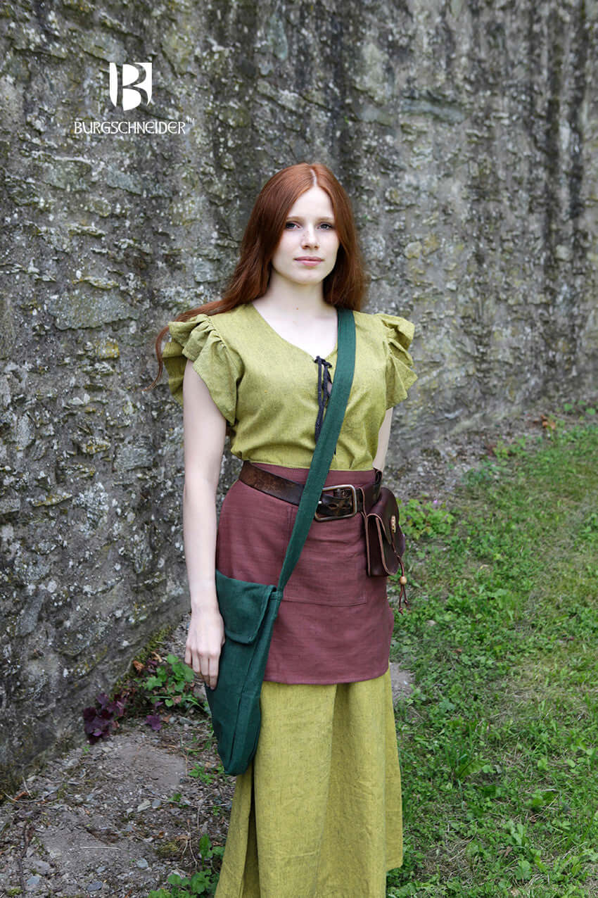 Bag Ehwaz worn as a high medieval accessory with authentic style in green fabric.