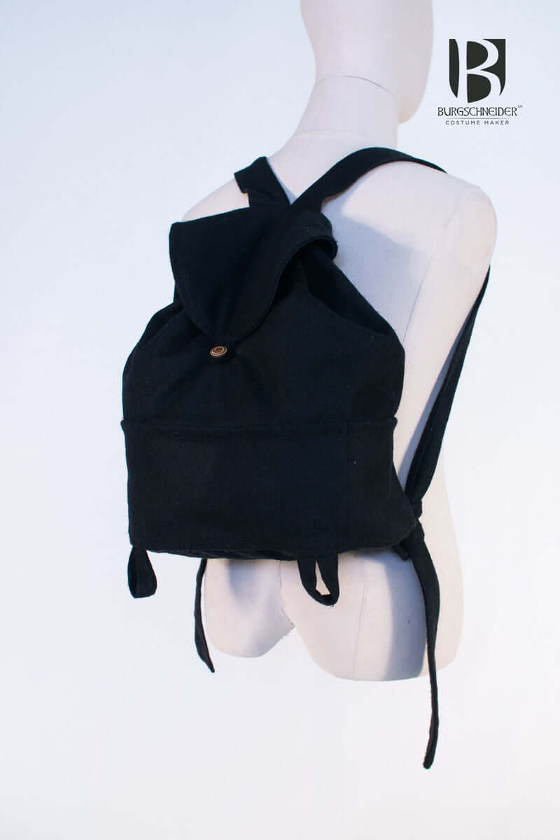 Backpack Robin displayed on a mannequin, showcasing adjustable straps and a sleek black design.