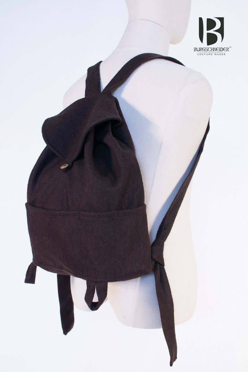 Backpack Robin shown on a mannequin, featuring adjustable straps and a sleek design.
