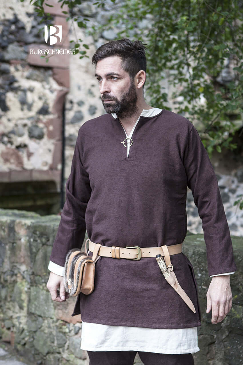 Man wearing traditional clothing with Big Brooch Adil, a versatile handmade accessory by Burgschneider.