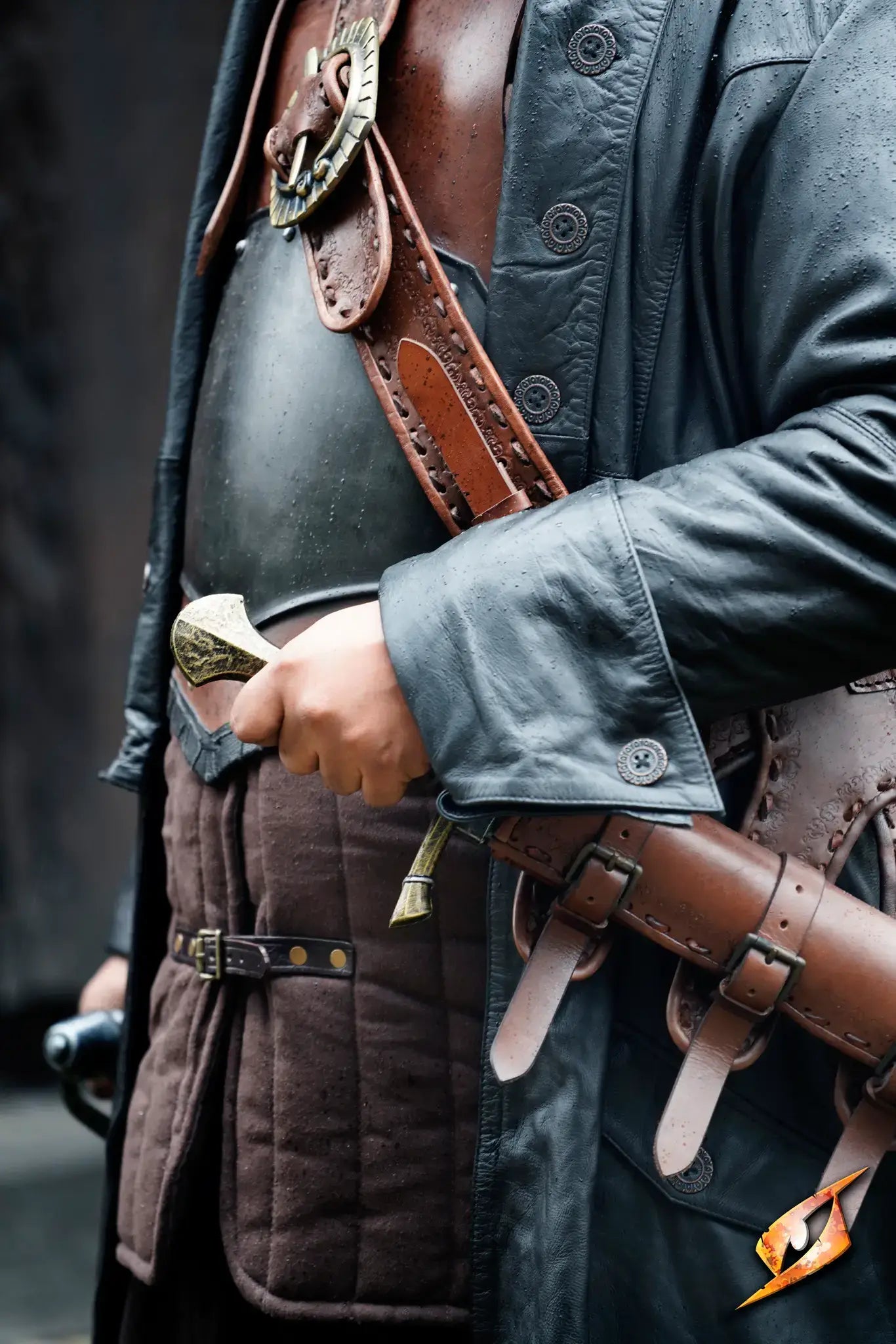 Coat Hellsing - Leather featuring a character ready for battle with weapons drawn, emphasizing quality and detail.