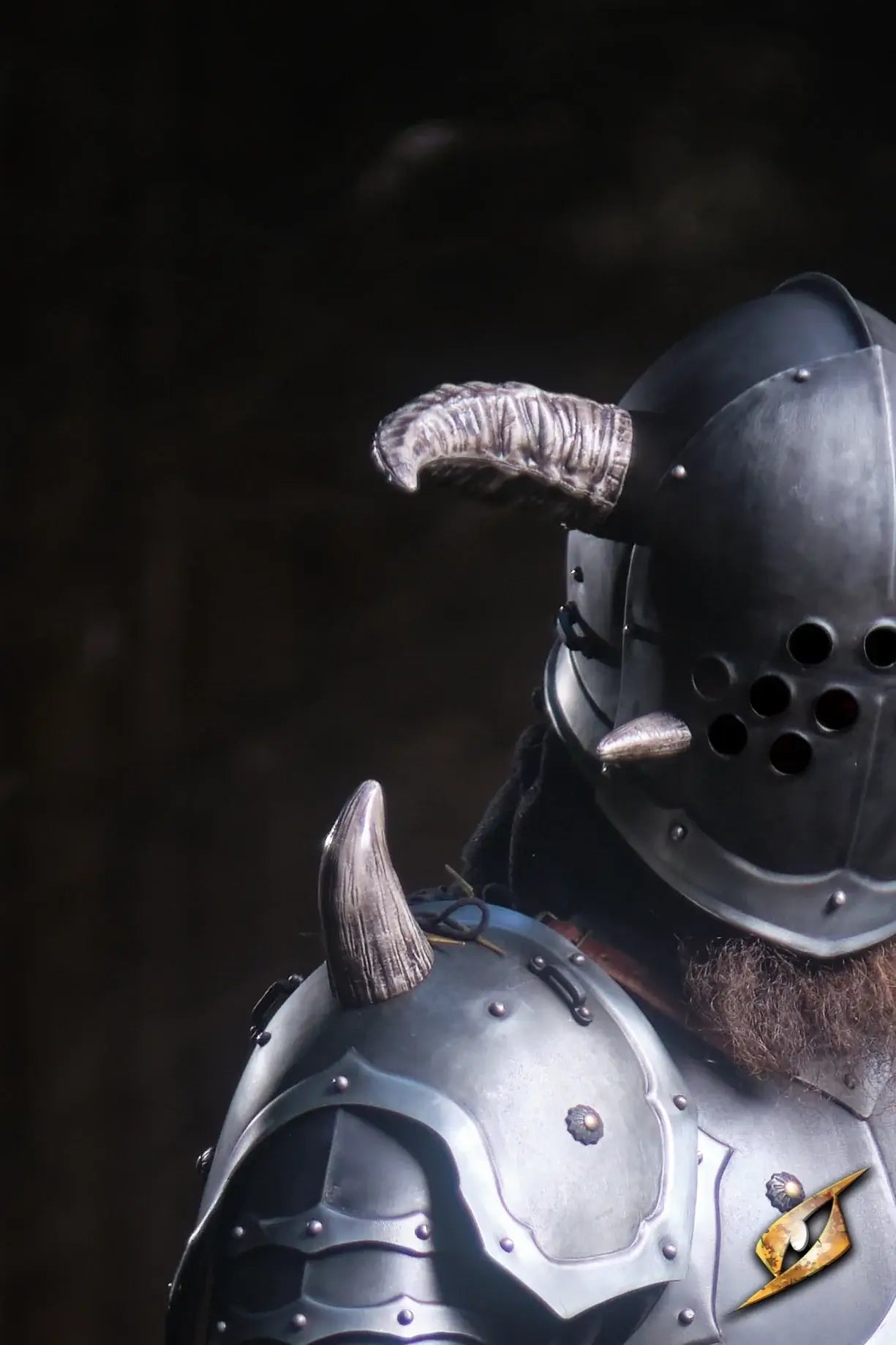 Mountable Demon Horns on a metallic helmet, enhancing the monstrous look of ruinous armour.