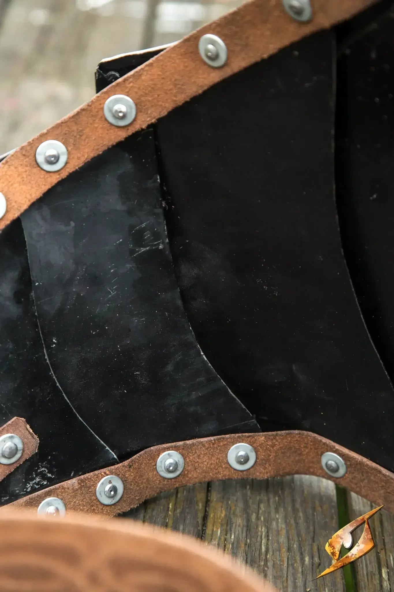 Inside of the hip/side segments with leather edge