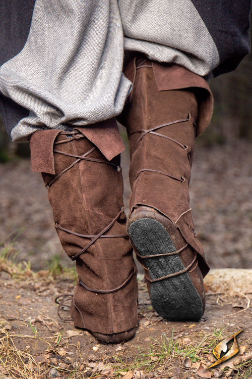 Theoderic gaiters in brown suede, designed to protect against mud while adding style during outdoor activities.
