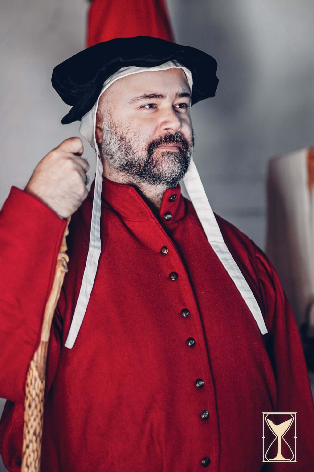 Surcoat Lorenzo worn by a man in a red garment with a black hat, reflecting 14th and 15th century style.