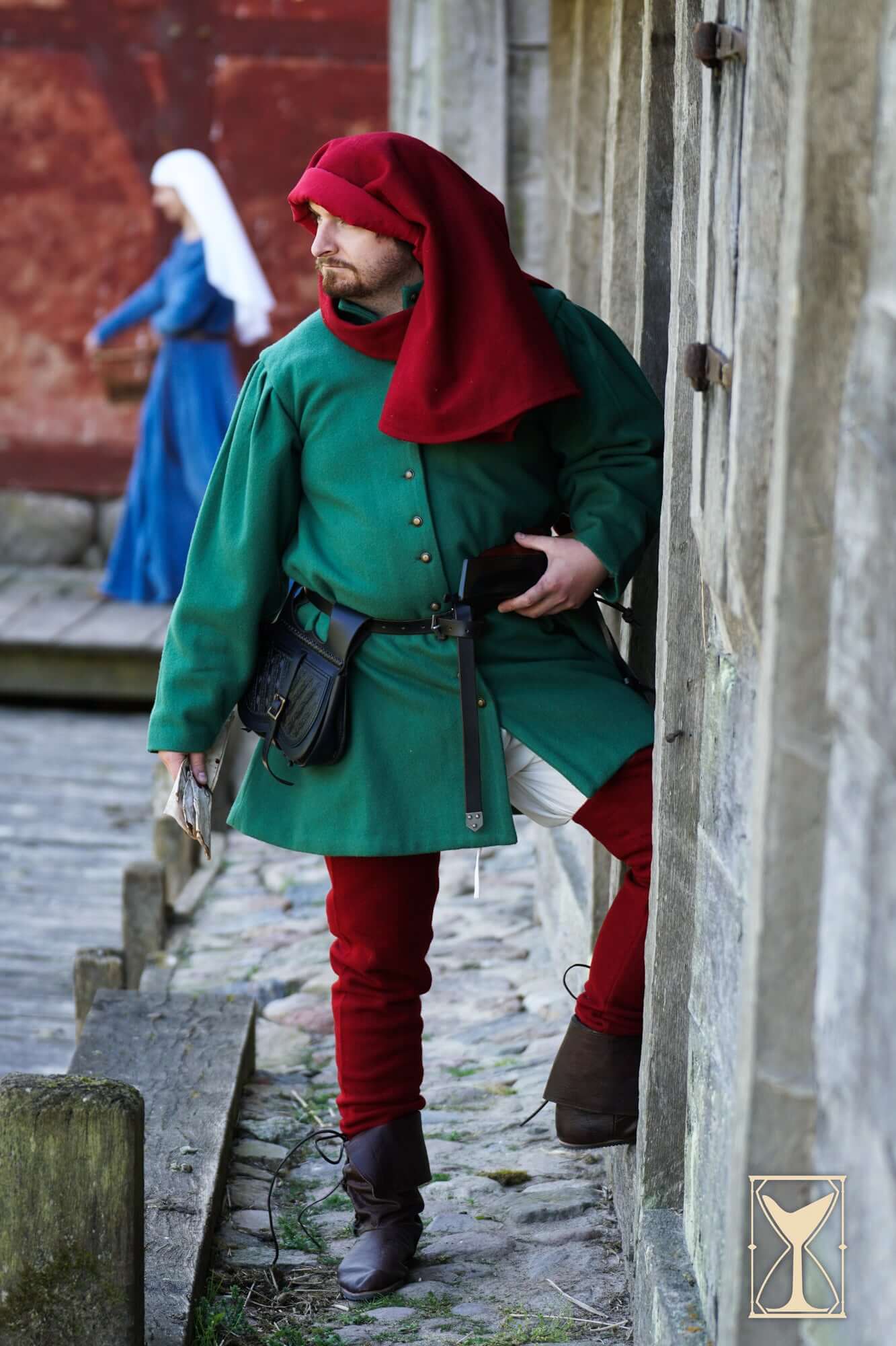 Surcoat Lorenzo displayed by a man in a historical green outfit with red accents, embodying 14th-15th century fashion.
