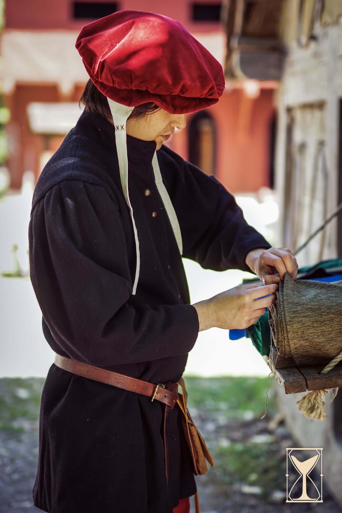 Surcoat Lorenzo worn by a person in a historical setting, showcasing its elegant design and rich color.