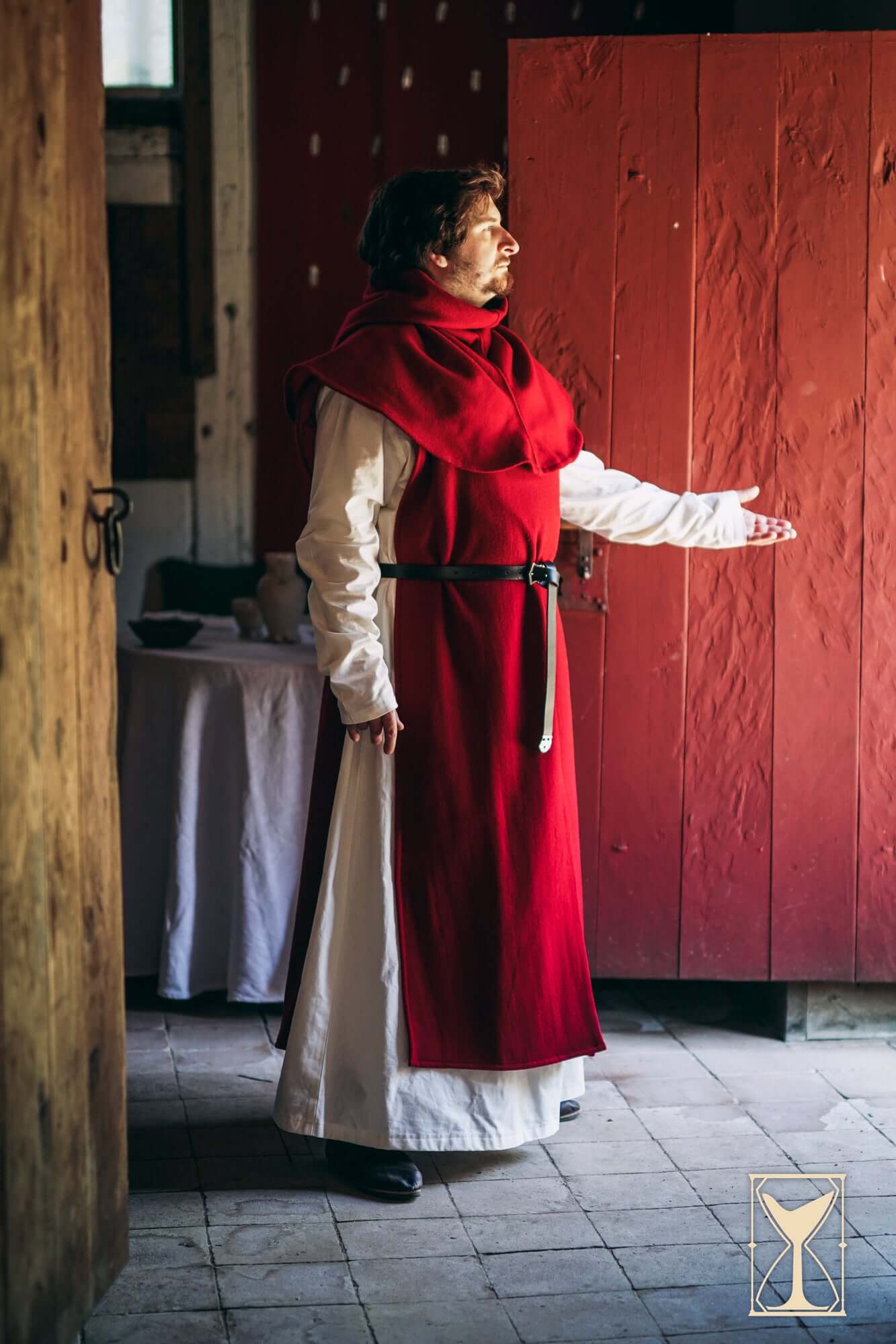 Cyclas Bernard worn by a man in a red over-tunic, showcasing medieval clothing style.