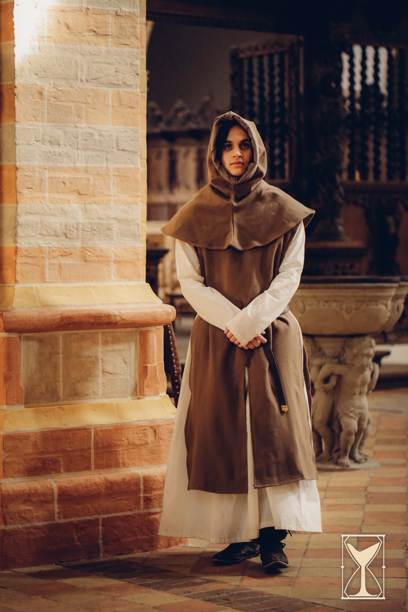 Cyclas Bernard, a medieval layered over-tunic on a model, showcasing historical clothing inspired by 12th-14th century styles.