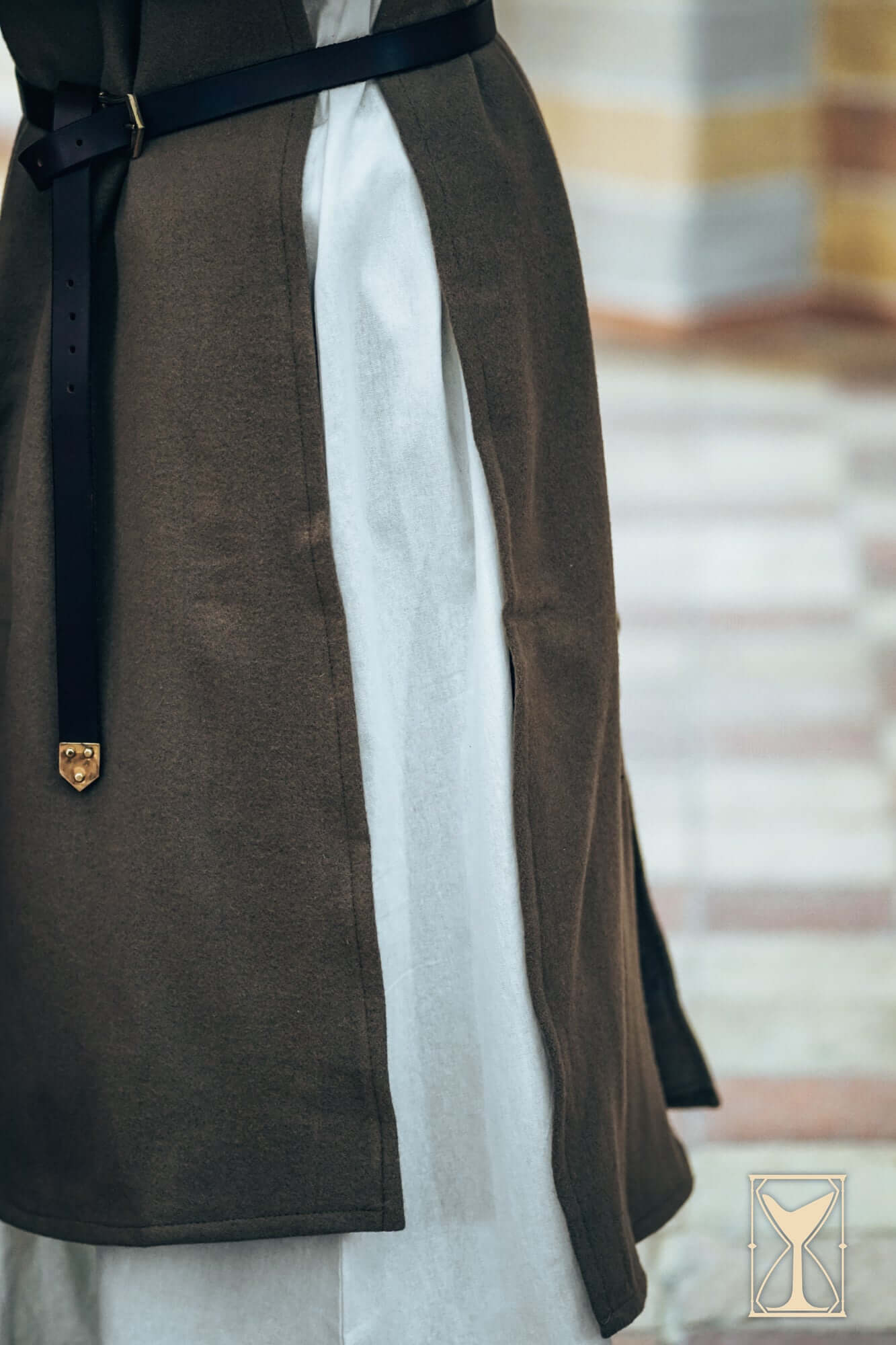 Cyclas Bernard sleeveless over-tunic showcasing layered design and realistic medieval style.