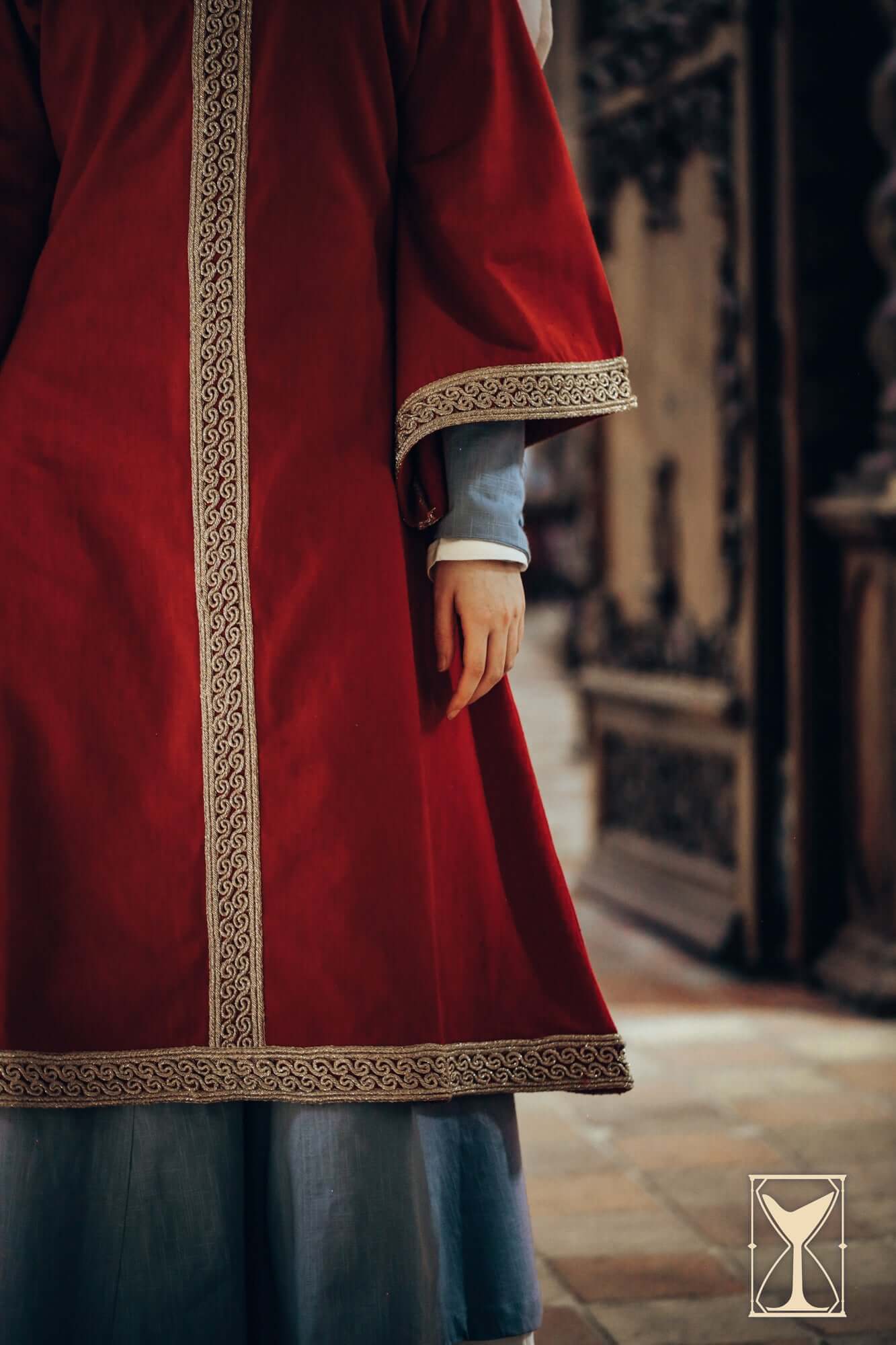Overtunic Matilde in red with patterned trim, showcasing historical style and wide sleeves.