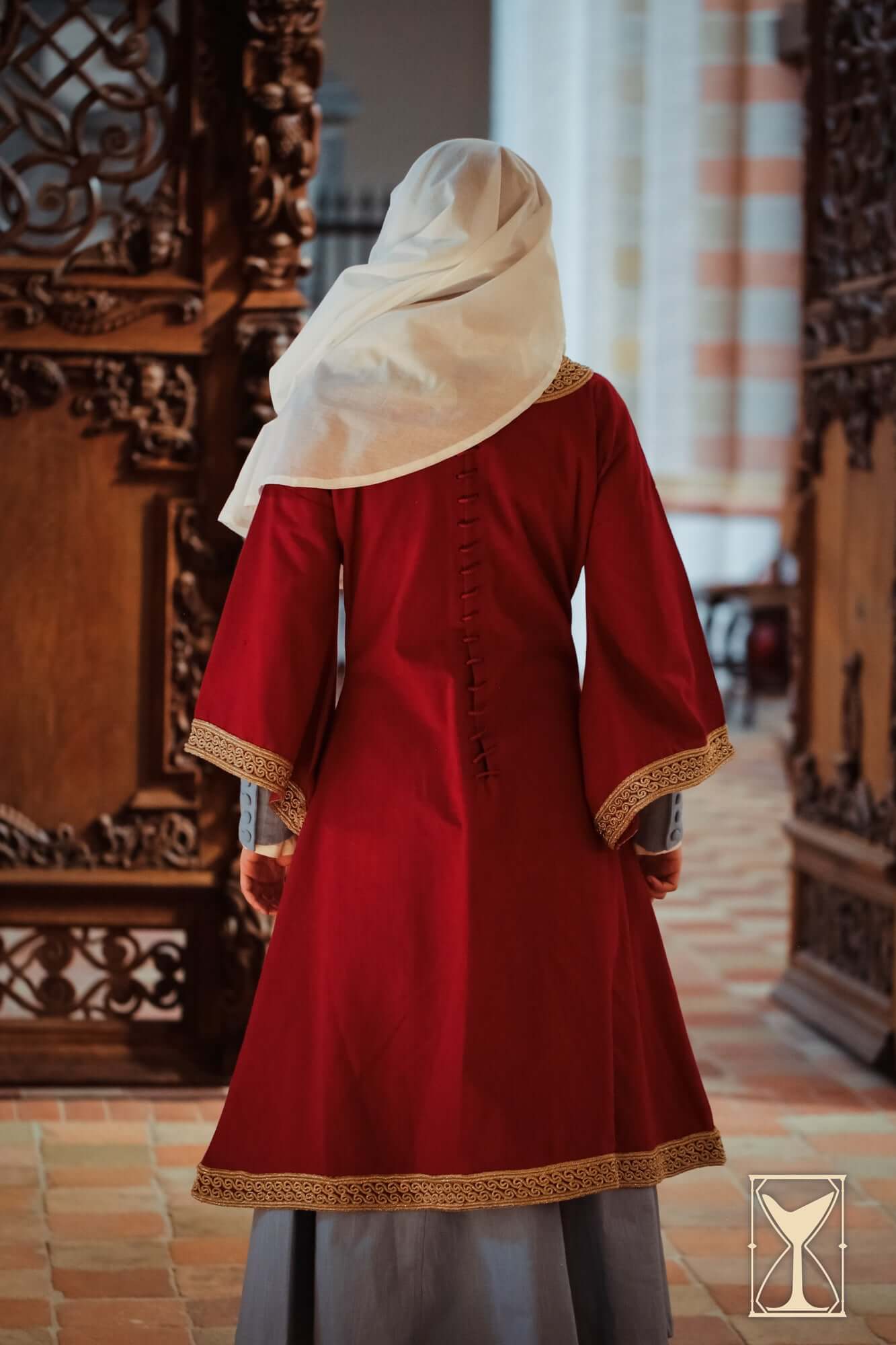 Overtunic Matilde with wide sleeves and woven patterned trim, shown from the back.