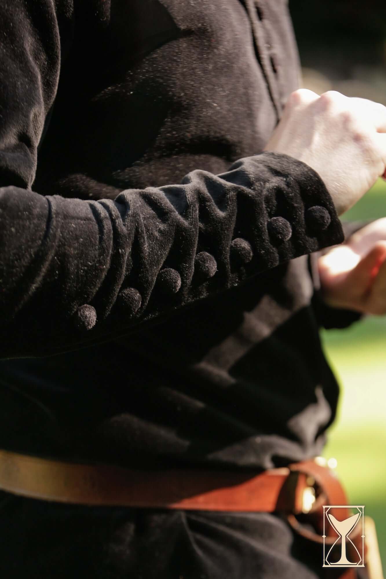 Cotehardie Bonifacio close-up of sleeve details with stylish buttons and textured fabric