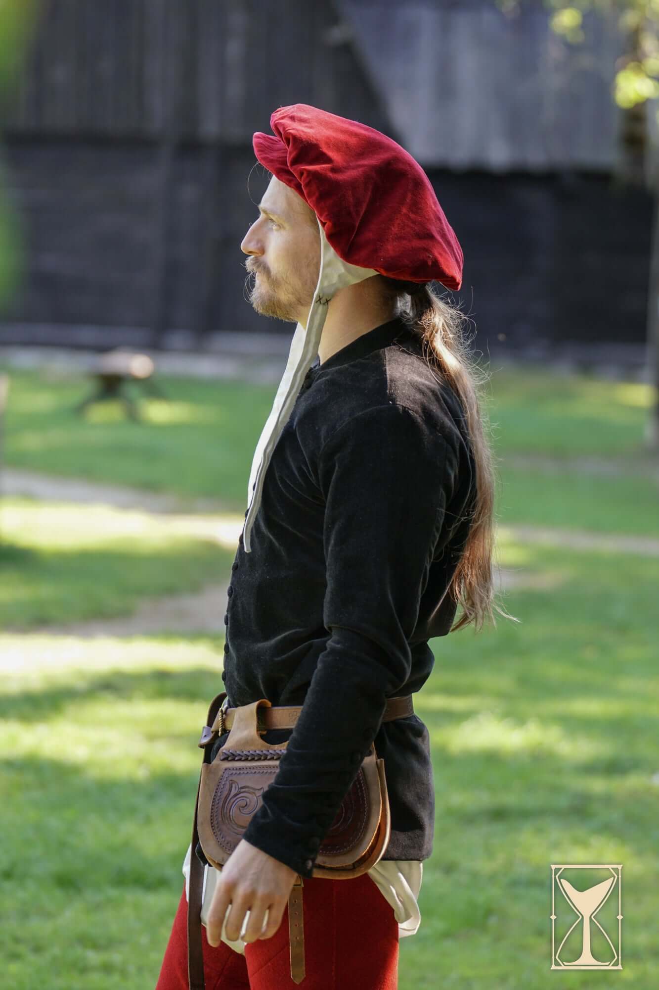Cotehardie Bonifacio worn by a man in a red hat, showcasing its sharp fit and stylish design in an outdoor setting.