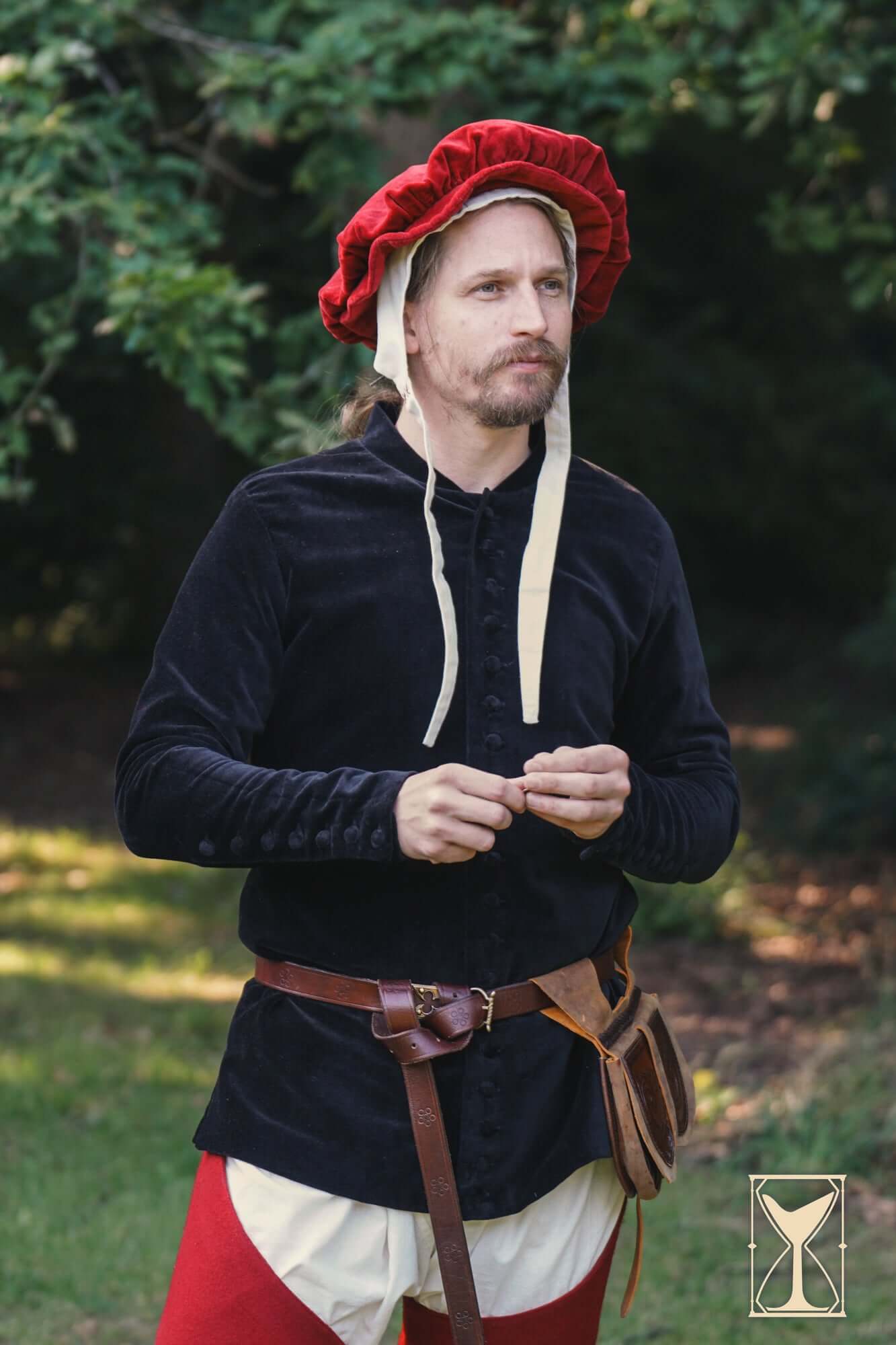 Cotehardie Bonifacio worn by a man in a black shirt and red hat, designed for a sharp fit without bunching.