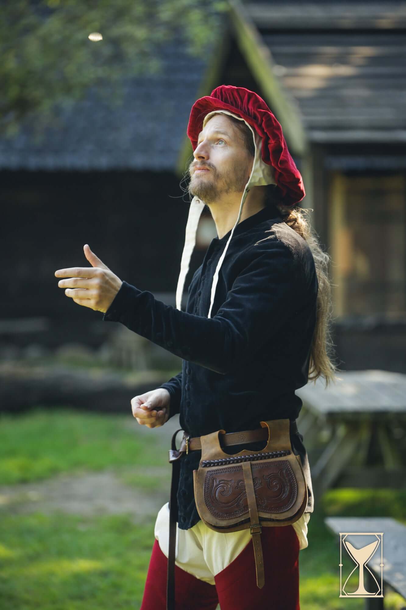 Cotehardie Bonifacio worn by a man in a historical setting, showcasing a sharp fit and stylish design.