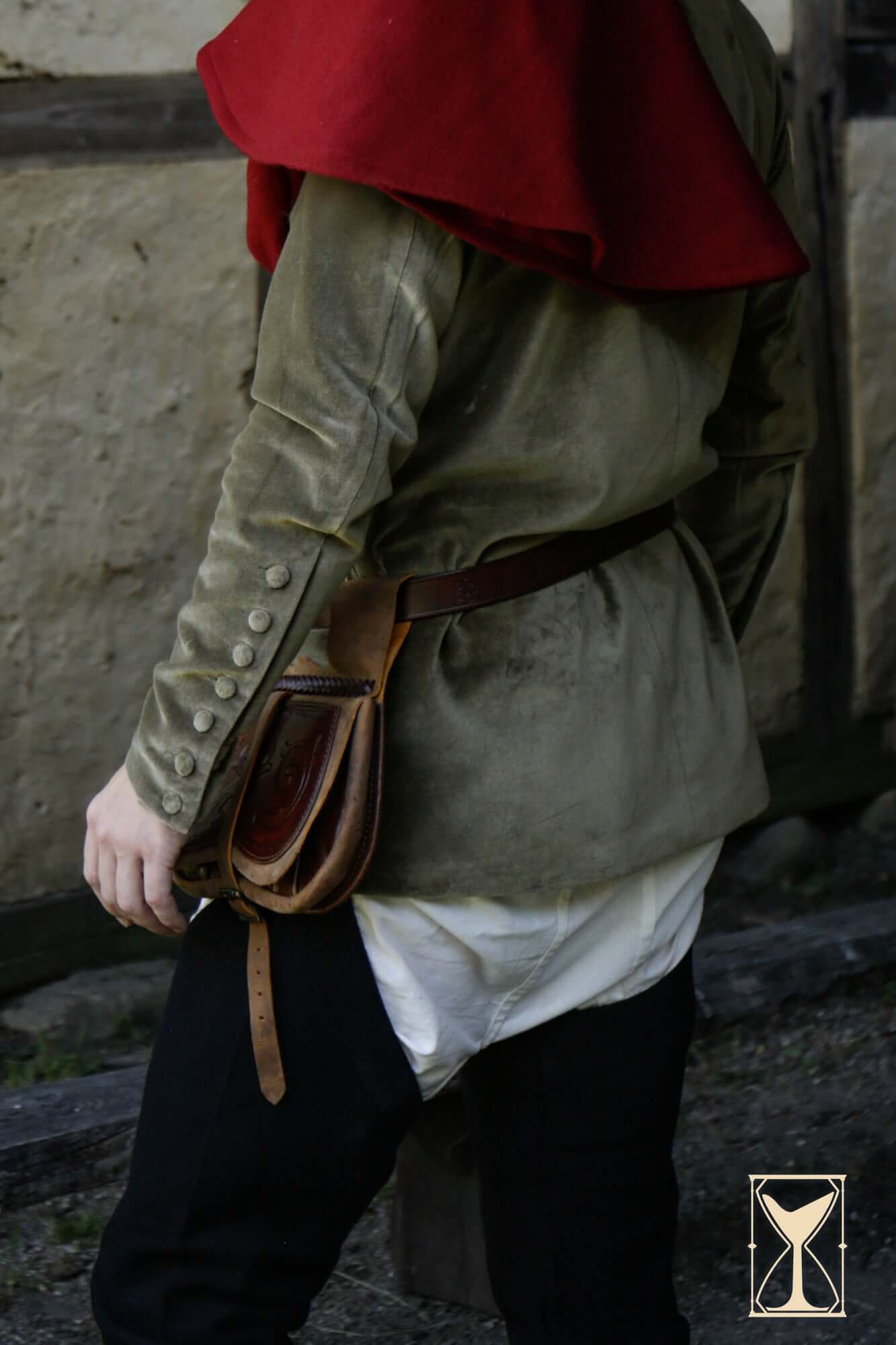 Cotehardie Bonifacio worn with a red hood, showcasing a sharp fit and traditional styling.
