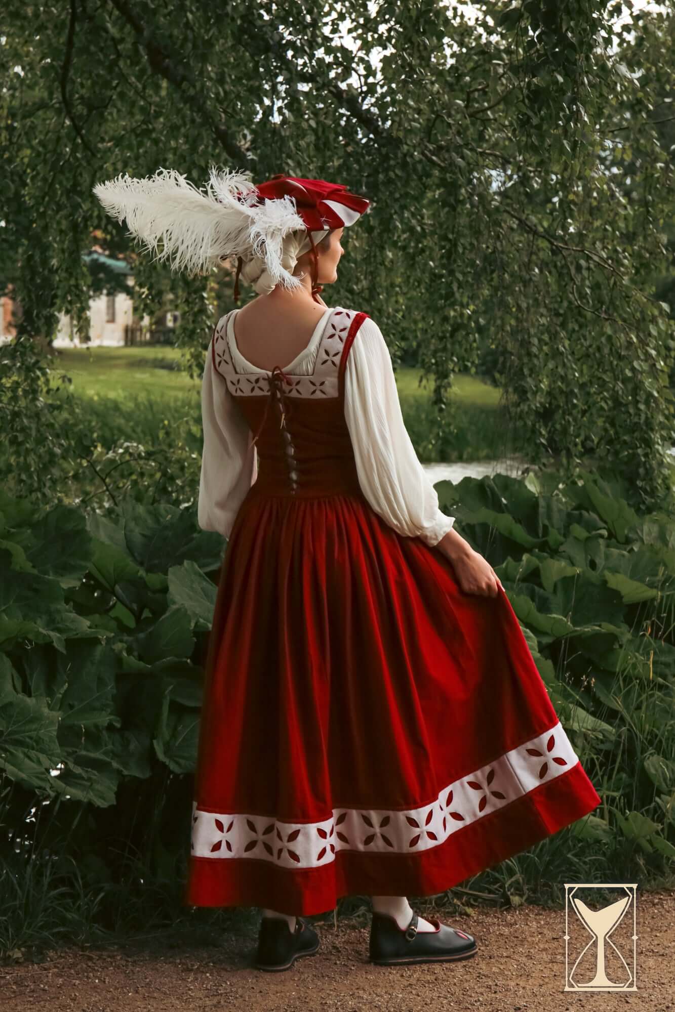 Kampfrau dress in red with white accents, featuring historical style and pleated hem, perfect for LARP events.