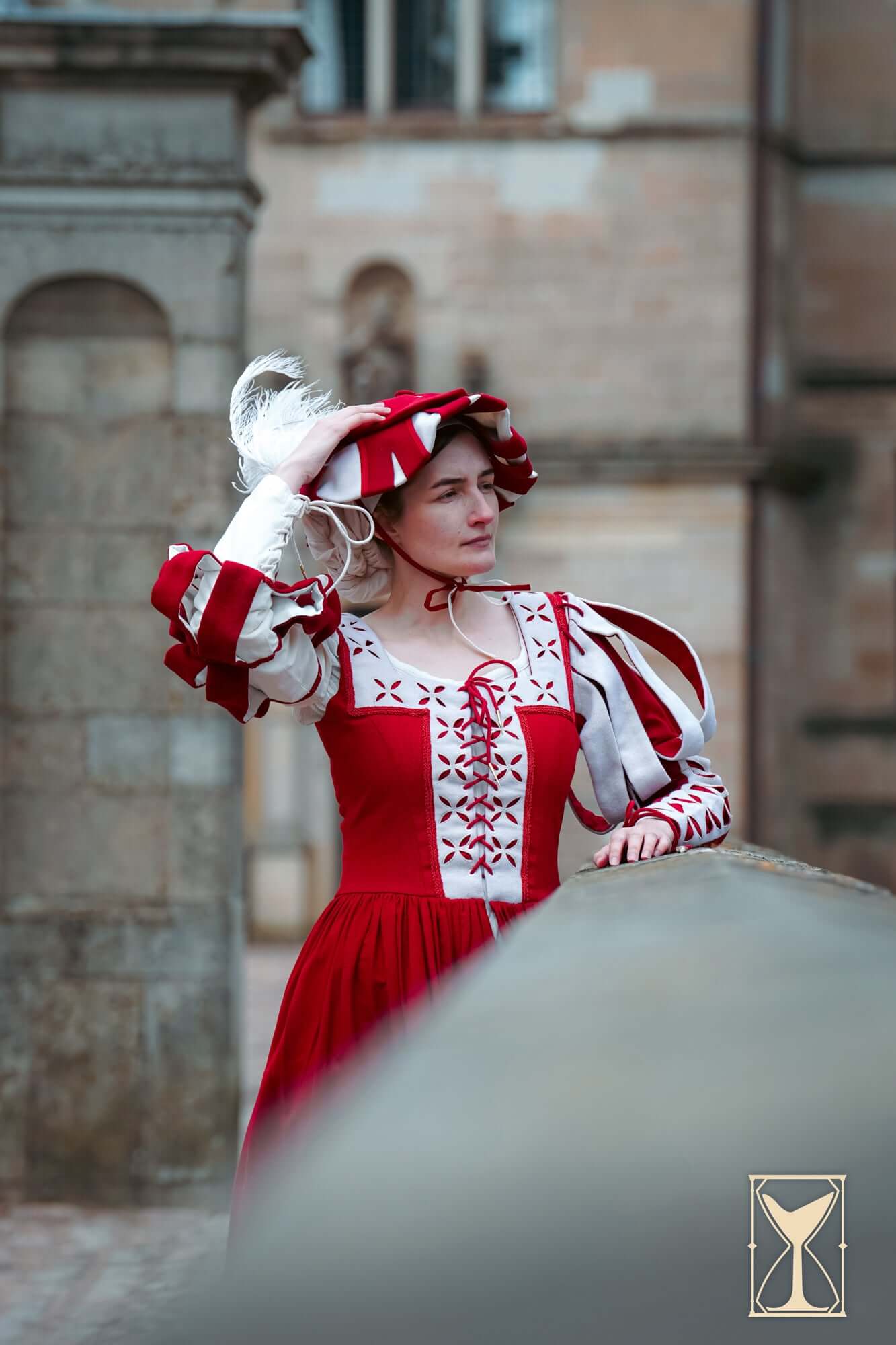 Kampfrau dress in bold red and white colors with historical flair, perfect for LARP and medieval events.