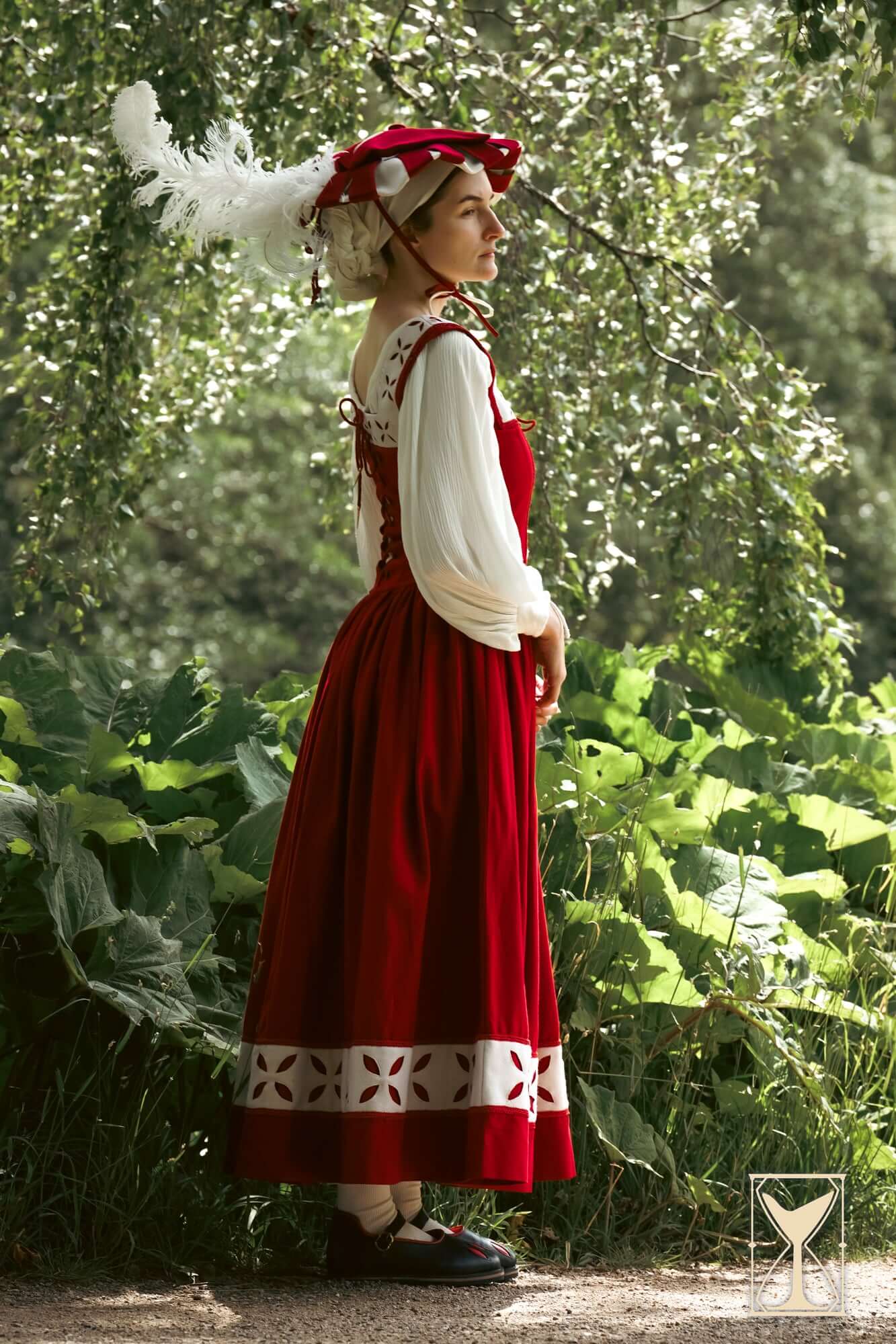Kampfrau dress in bold red with historical flair, perfect for LARP and dramatic style.