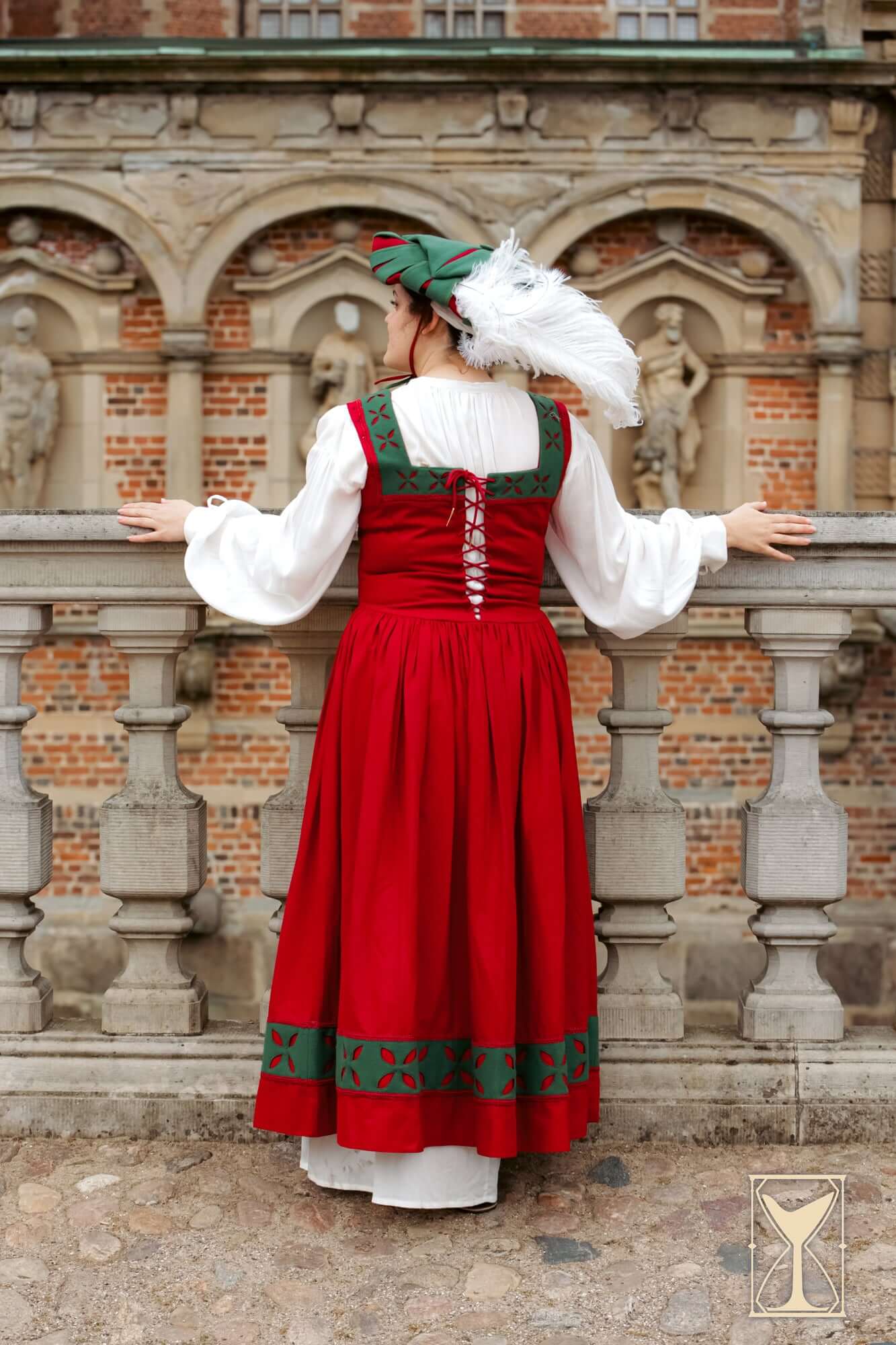 Kampfrau dress in bold red and green with historical flair, perfect for LARP events and themed occasions.