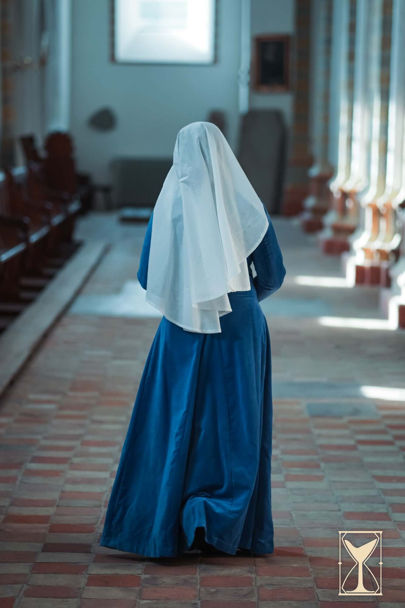 Cotehardie Colette velvet dress inspired by late middle ages, featuring a fitted silhouette and long veil.