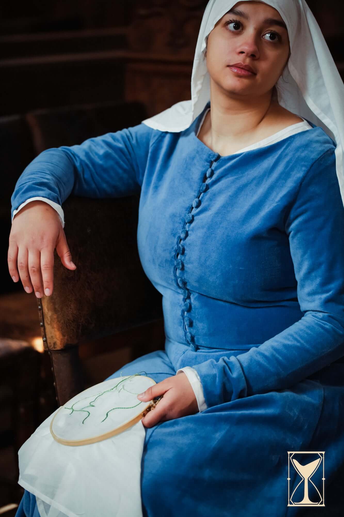 Cotehardie Colette velvet dress showcasing a historical late middle ages style with buttons and blue color.