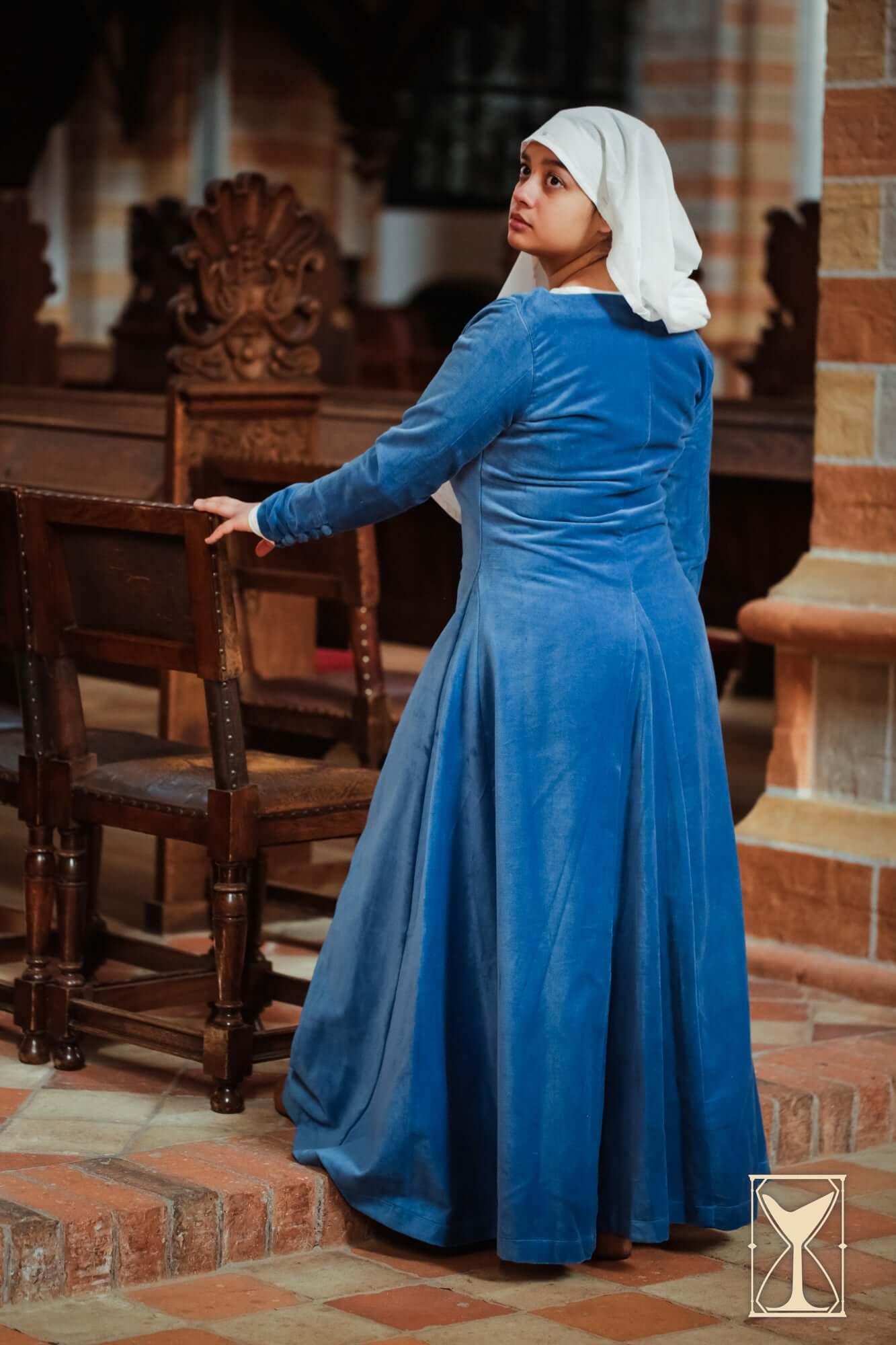Cotehardie Colette velvet dress from the Yoremade collection, perfect for noble looks of the late middle ages.