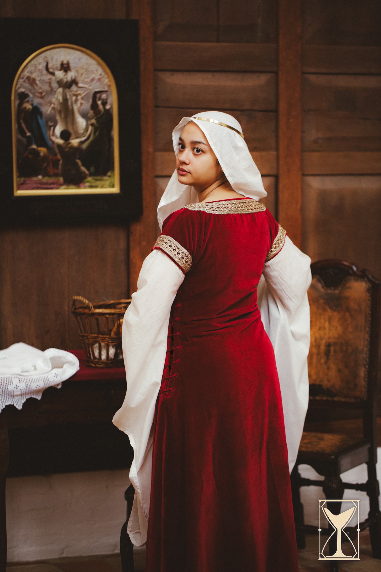 Bliaut Noble dress featuring heavy velvet and long sleeves, perfect for high-status characters of the 12th century.