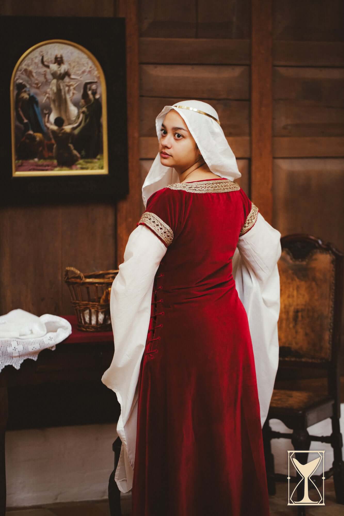 Bliaut Noble dress featuring heavy velvet and long sleeves, perfect for high-status characters of the 12th century.