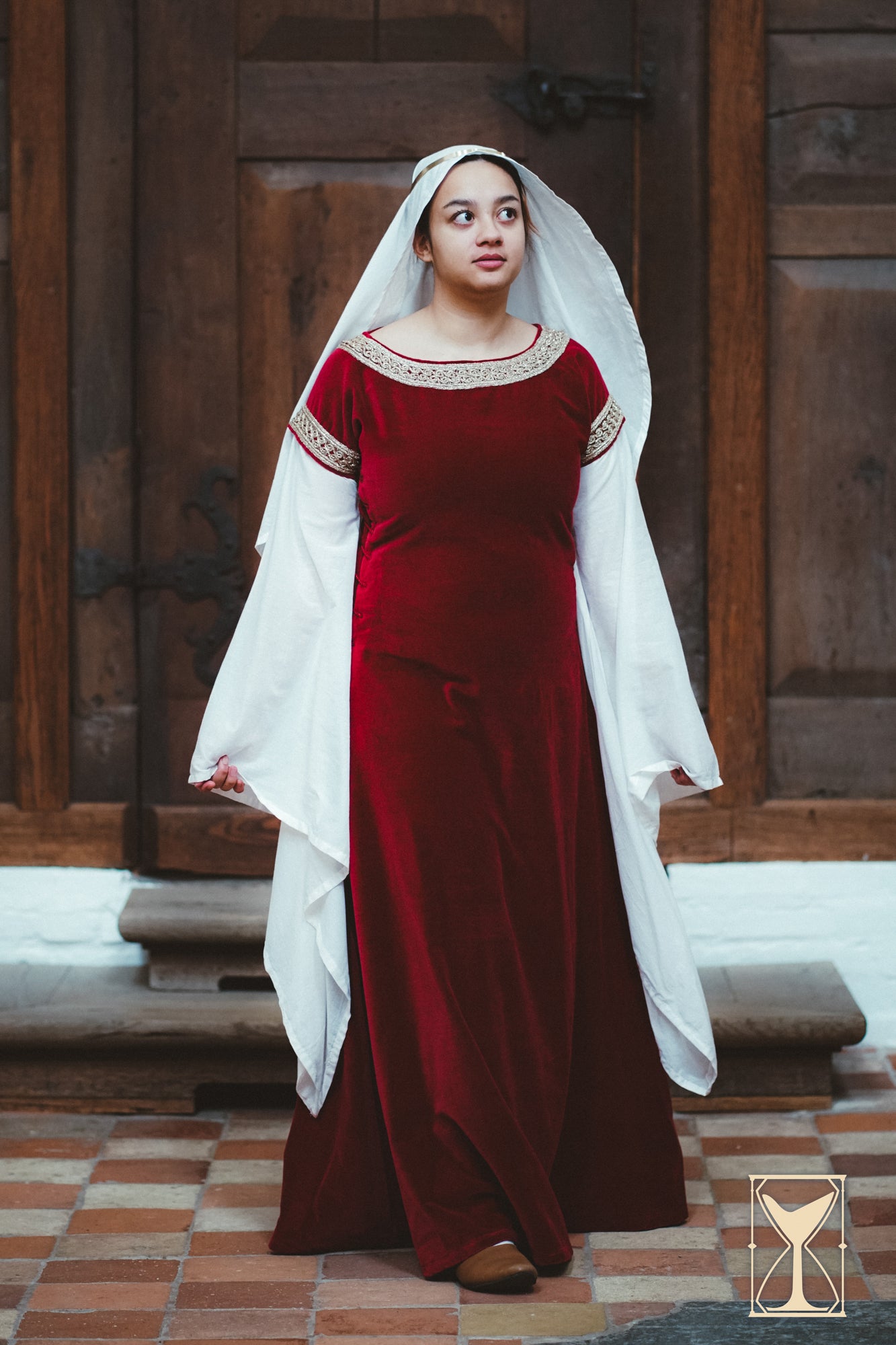 Bliaut Noble 12th-century dress in red velvet and white muslin, showcasing high-status early Middle Ages fashion.