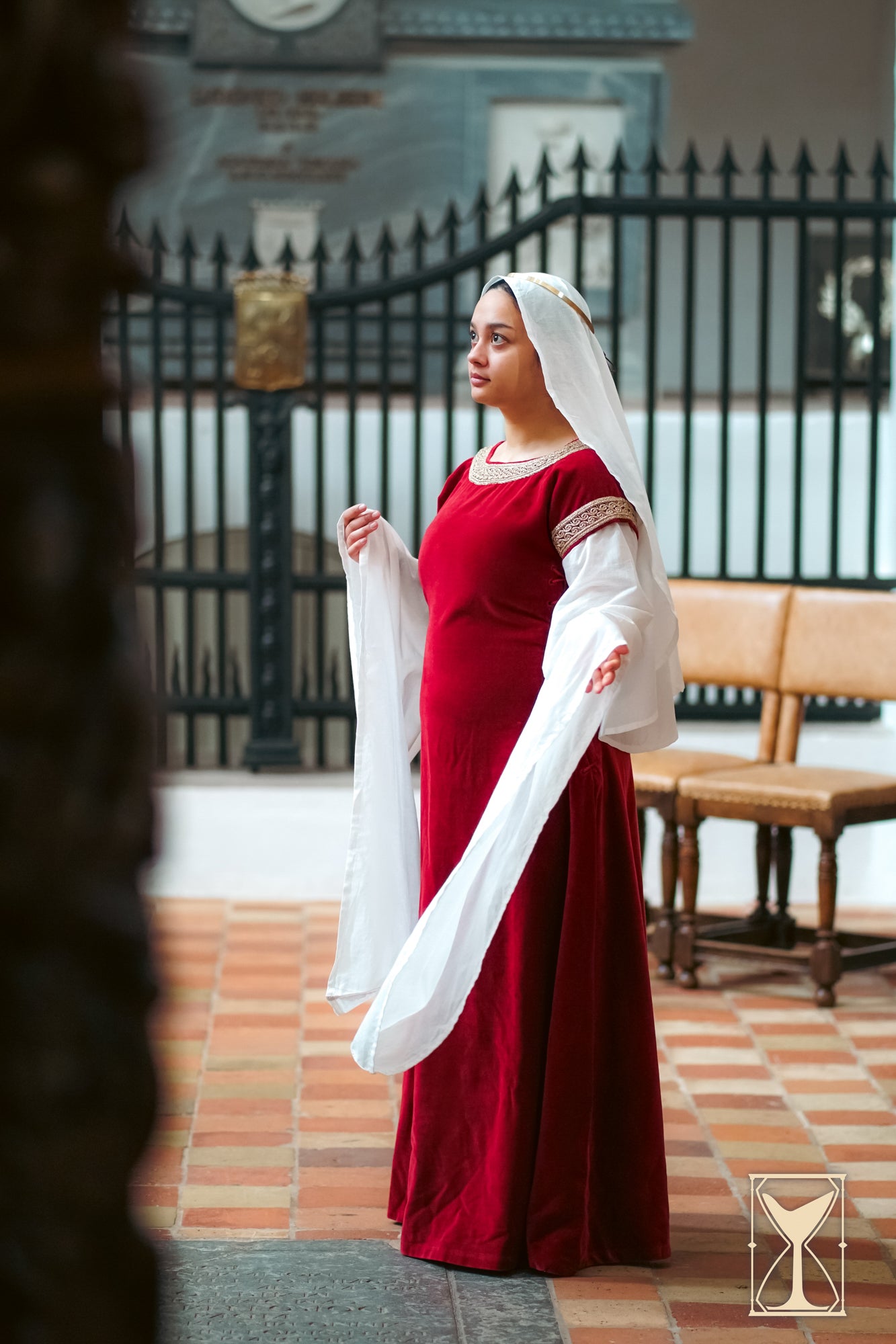 Bliaut Noble, a 12th-century style dress made of velvet and muslin, featuring long sleeves and stylish lacing.
