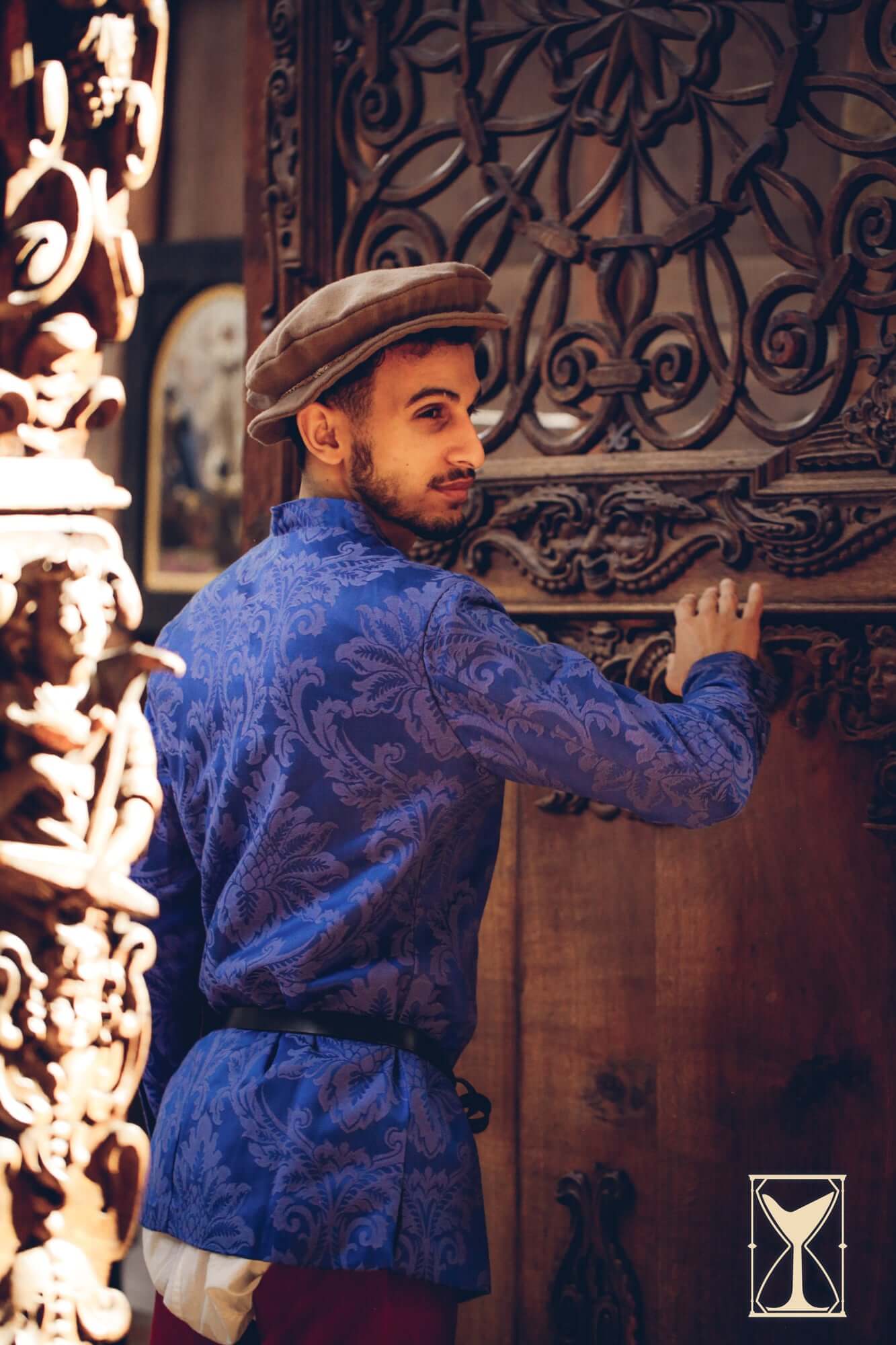 Cotehardie Rodrigo: A stylish button-up jacket with a brocade pattern, showcasing Late Middle Ages fashion.