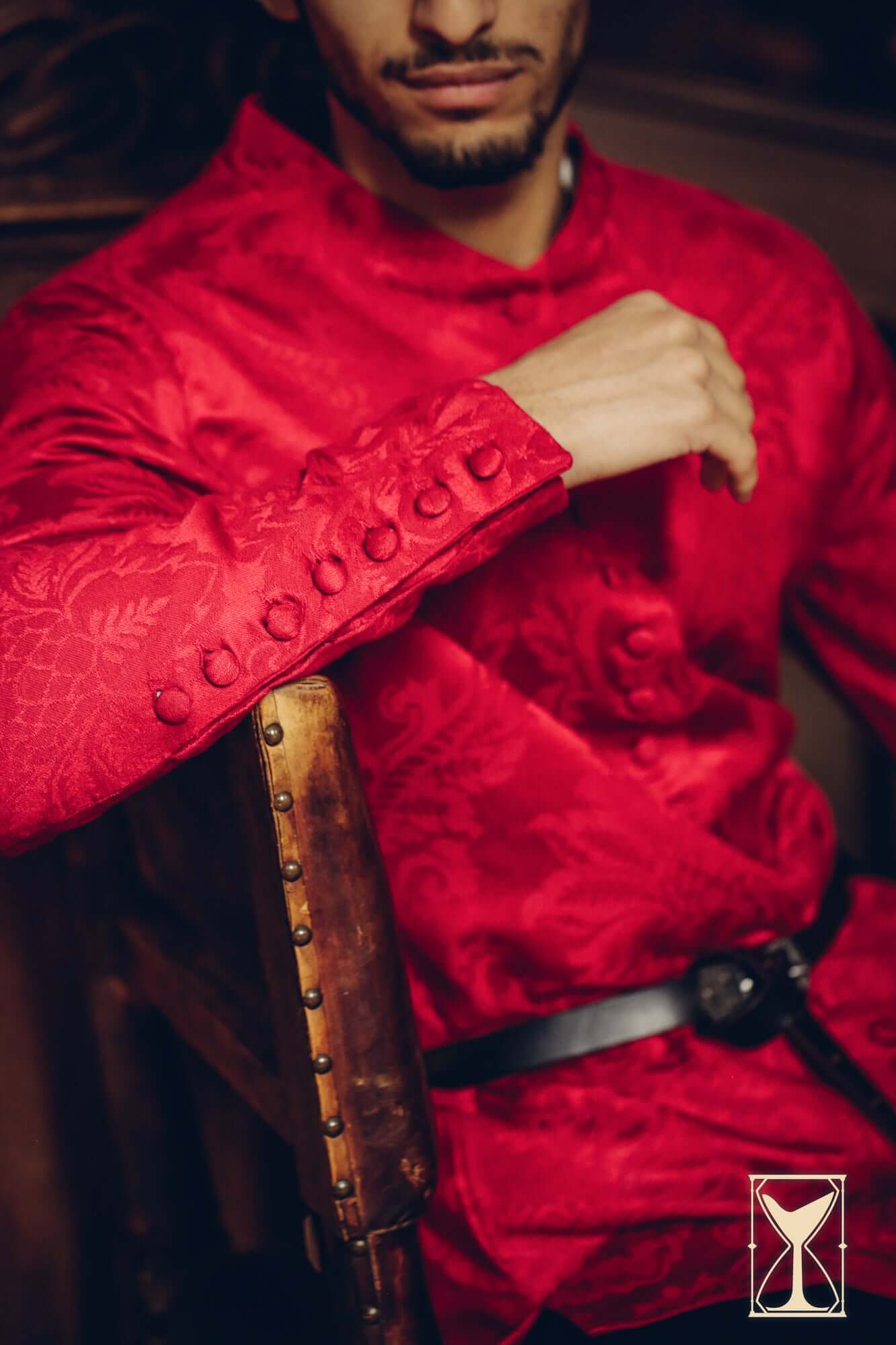 Cotehardie Rodrigo in rich red brocade, featuring a button-up design, showcasing detailed jacquard pattern.