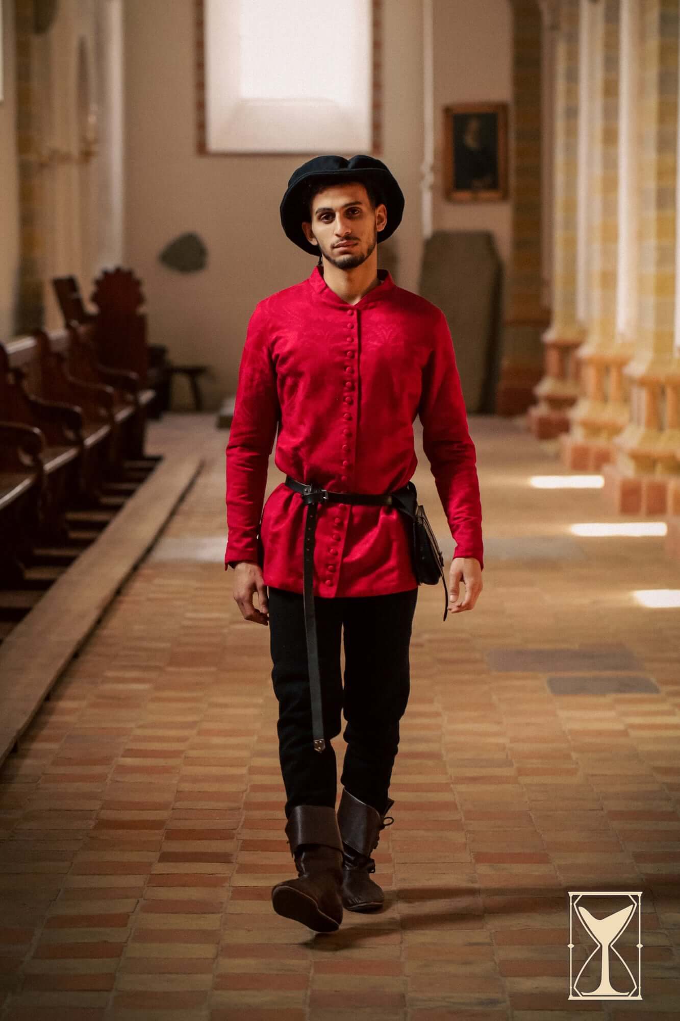 Cotehardie Rodrigo in red heavy brocade, a button-up jacket from the Yoremade collection, designed for the Late Middle Ages.