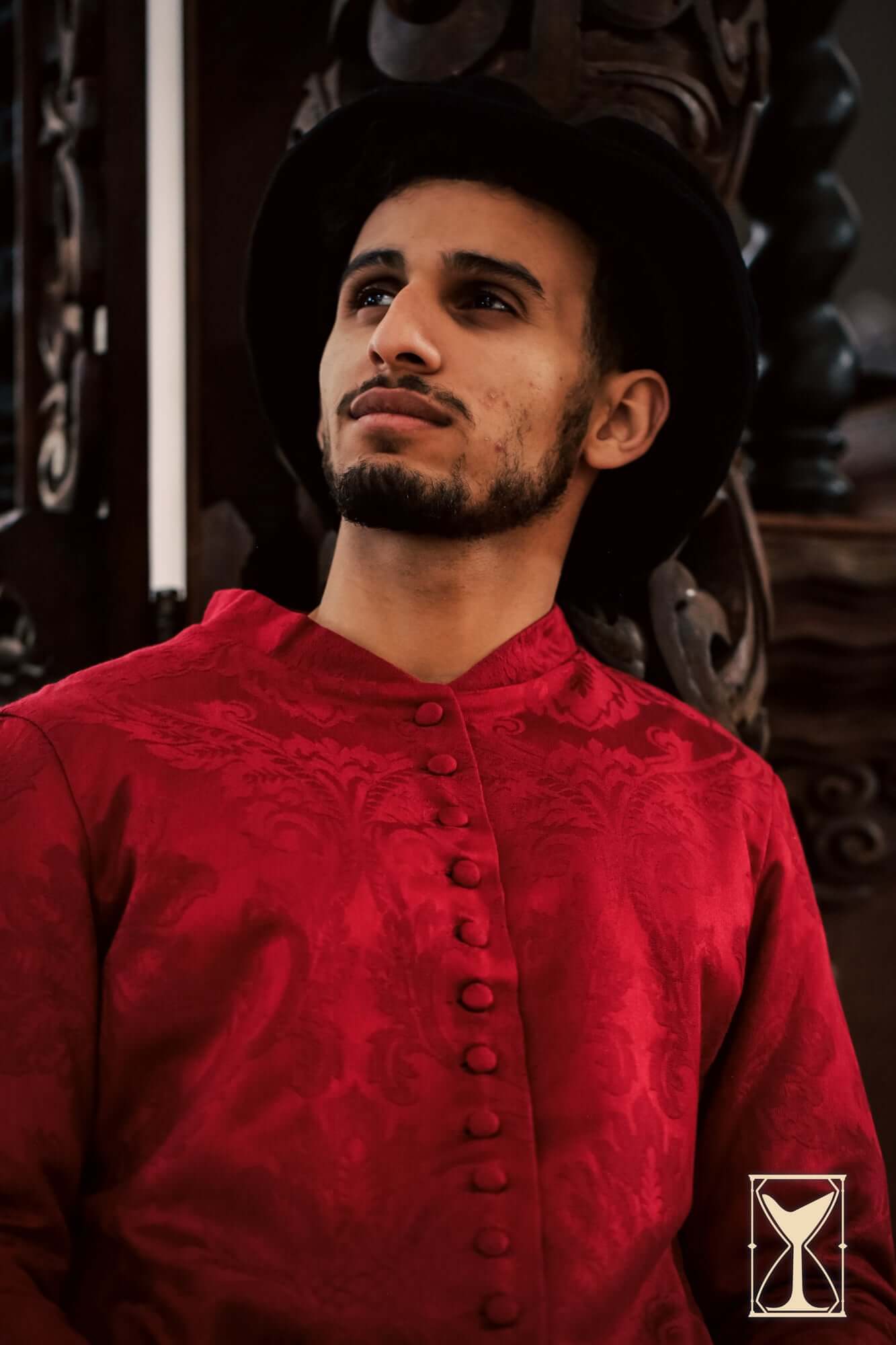Cotehardie Rodrigo in rich red brocade fabric, featuring a button-up design for a historical Middle Ages look.