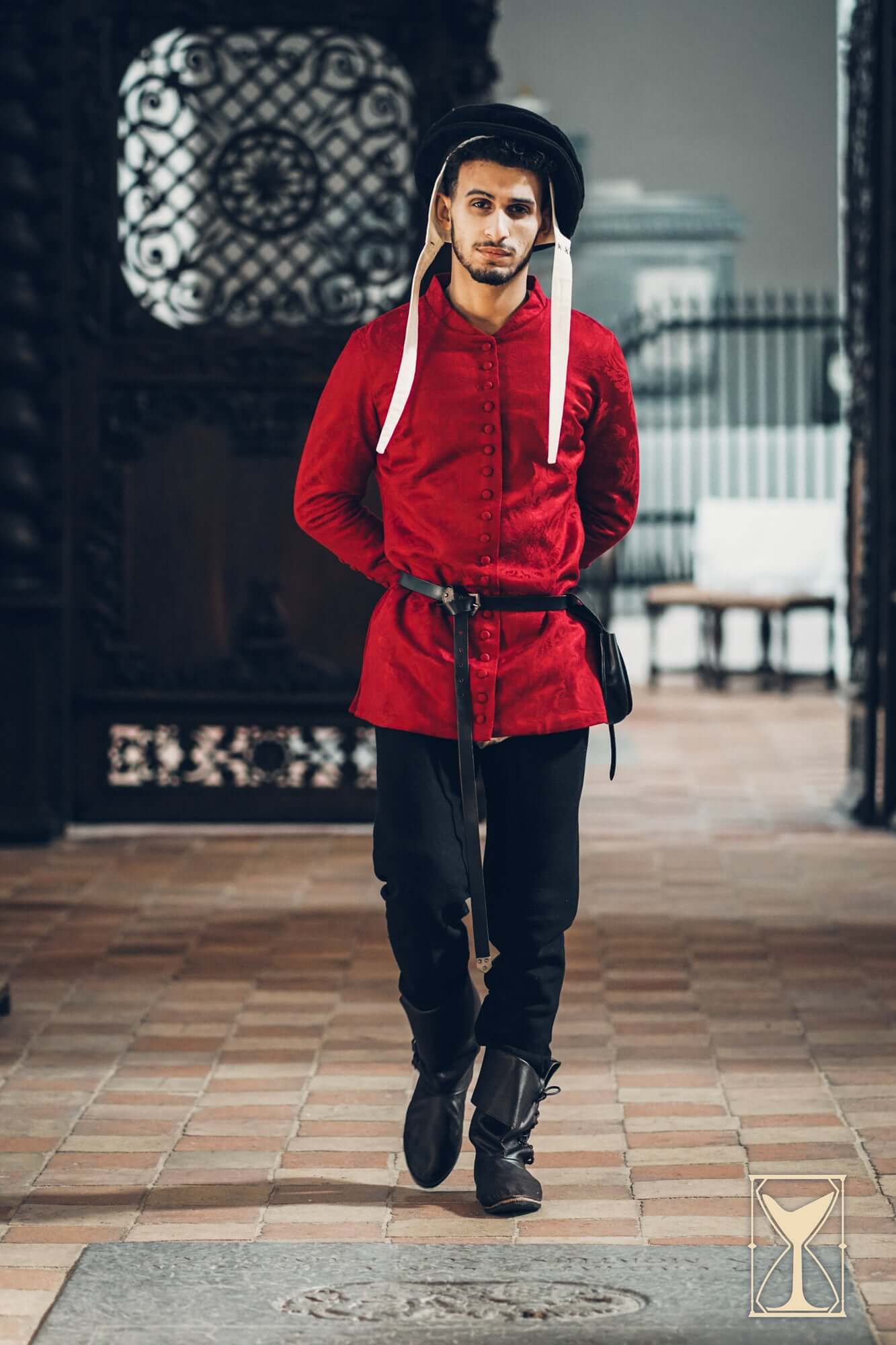 Cotehardie Rodrigo button-up jacket featuring a slim fit and rich brocade fabric, perfect for late Middle Ages style.