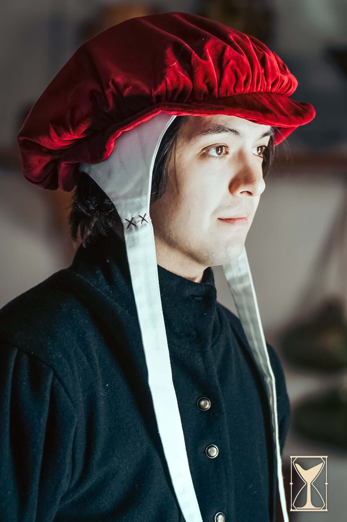 Beret Francisco worn by a model, showcasing its rich velvet design and historical 15th and 16th-century style.