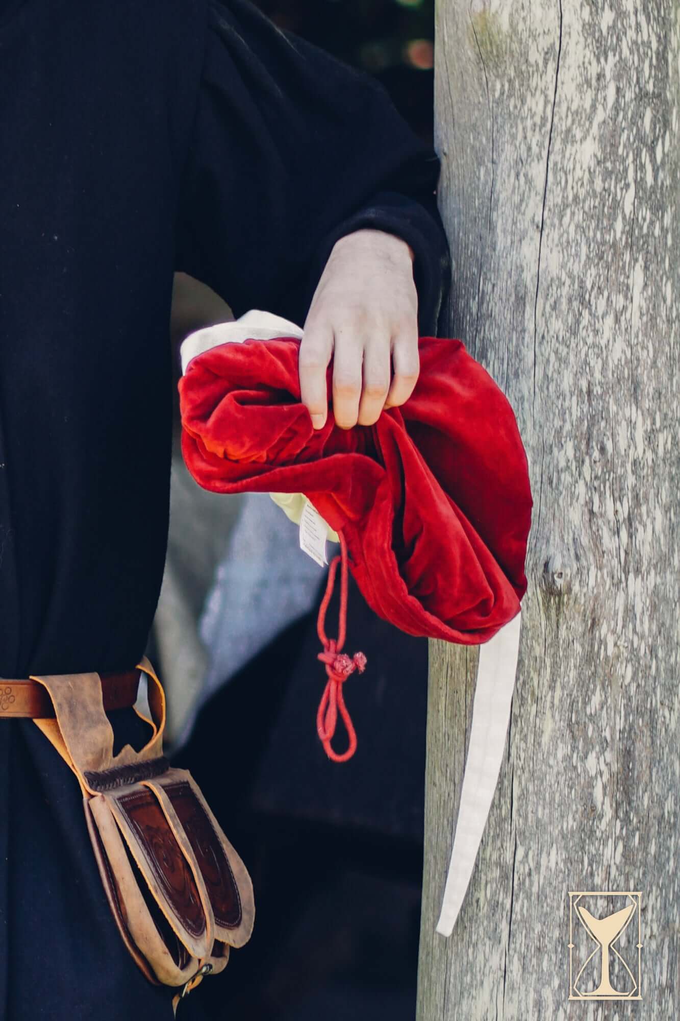 Hand holding the Beret Francisco, a luxurious red velvet headpiece inspired by 15th and 16th-century fashion.
