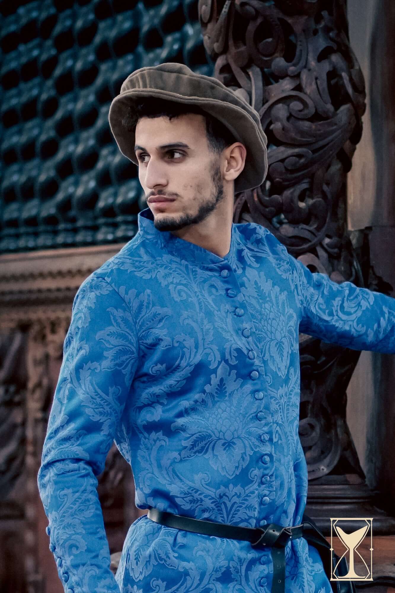 Flat Hat Edward worn by a model in a blue patterned shirt, showcasing Renaissance fashion.