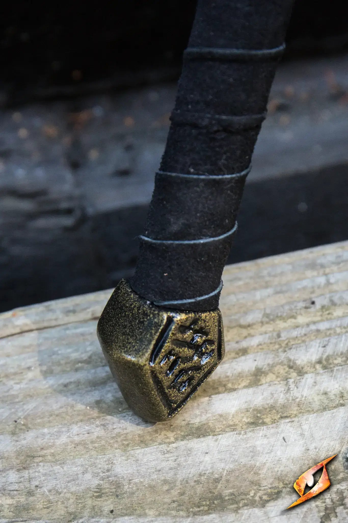 Close-up of the handle of Adventure - 85 cm, featuring a textured grip and detailed emblem.