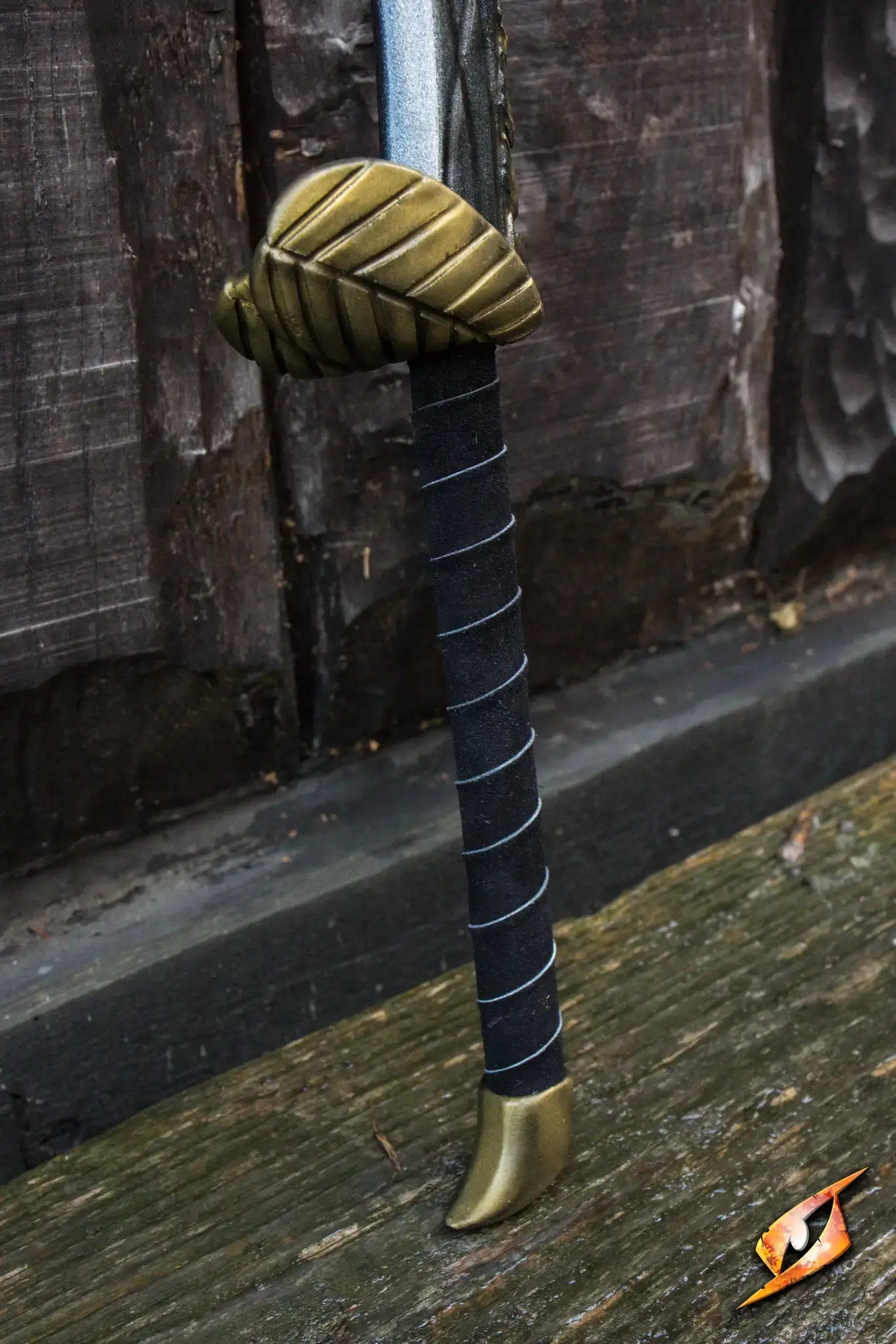 Bladesinger - 110 cm detailed handle with split-wrapped grip and sculpted golden crossguard.
