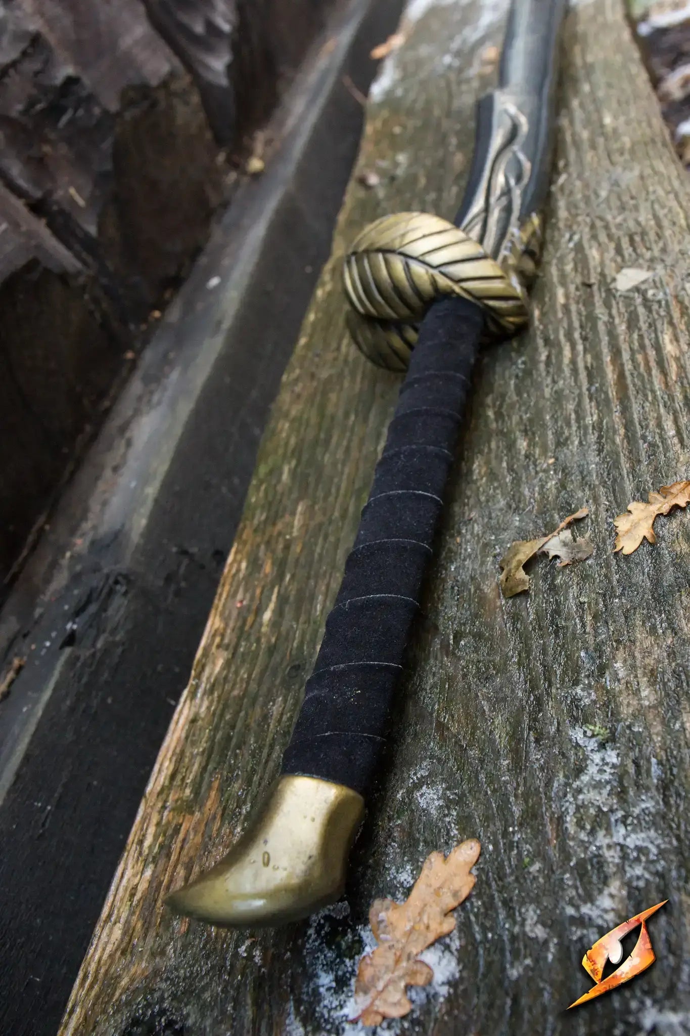 Bladesinger - 110 cm, detailed view of the handle and crossguard of the Bladesinger sword on a wooden surface.