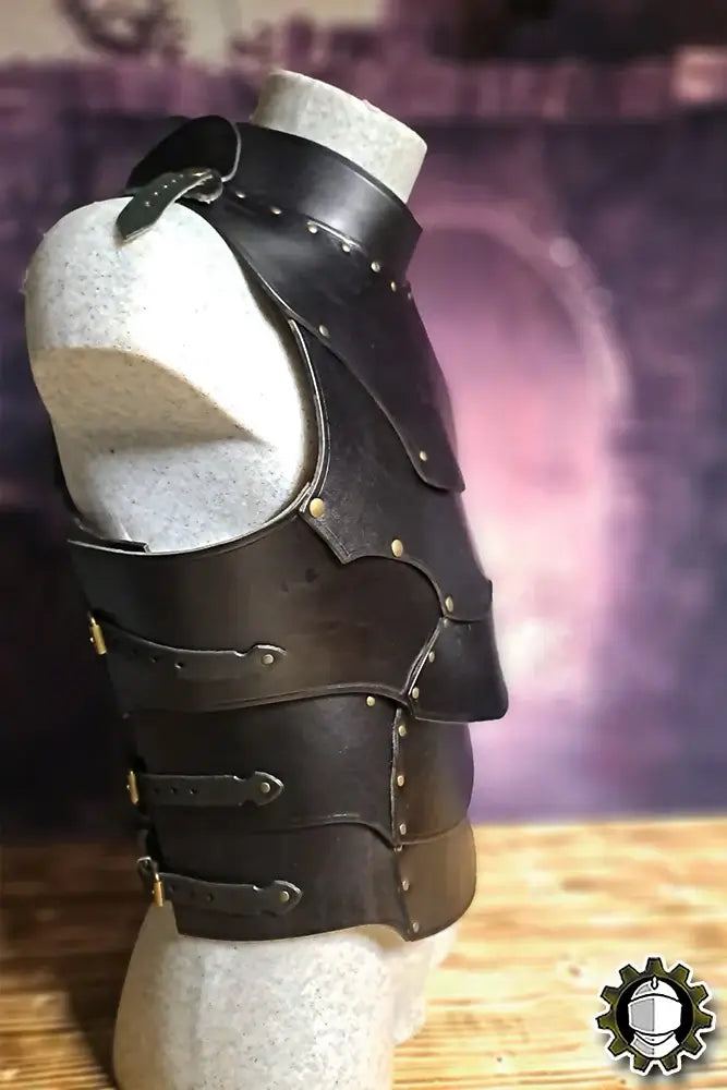 Breastplate Cicero (Fighter) shown on a mannequin, featuring overlapping leather panels and a high collar design.
