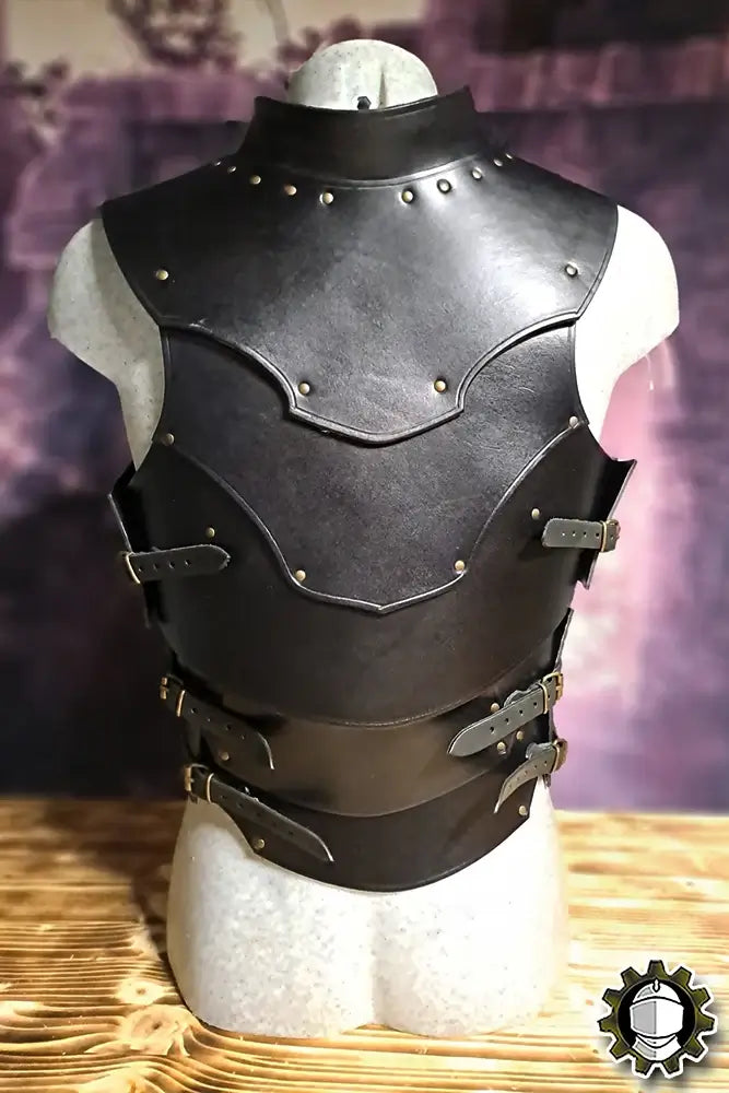 Breastplate Cicero (Fighter) leather armor with high collar and structured design, ideal for protection in battle.