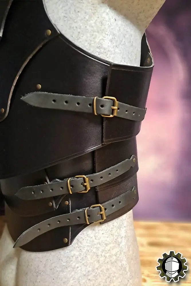 Breastplate Cicero (Fighter) showcasing elegant leather design with adjustable straps for robust torso protection.