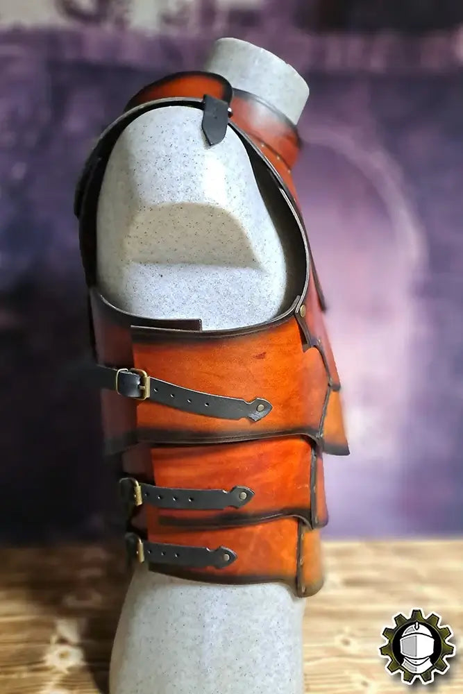 Breastplate Cicero (Fighter) showcasing elegant leather design and robust torso protection.
